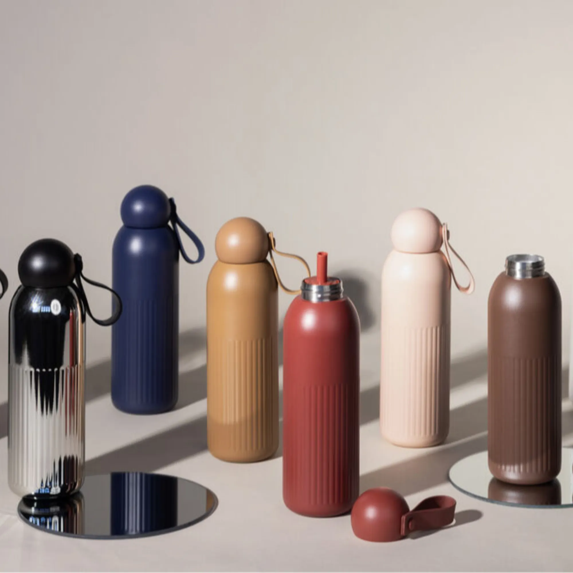 image bidons, butelki, naczynia, termos, kolorowe