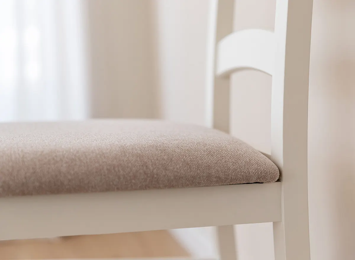 Krzesło BELLUNO ELEGANTE 01 z beżowym siedziskiem materiałowym - białe (STORM 06) - DRMKT01/S06