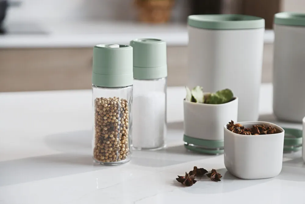 szklane słoiki, apieki do przypraw, mlynek do pieprzu, ceramiczne naczynia, pojemniki kuchenne