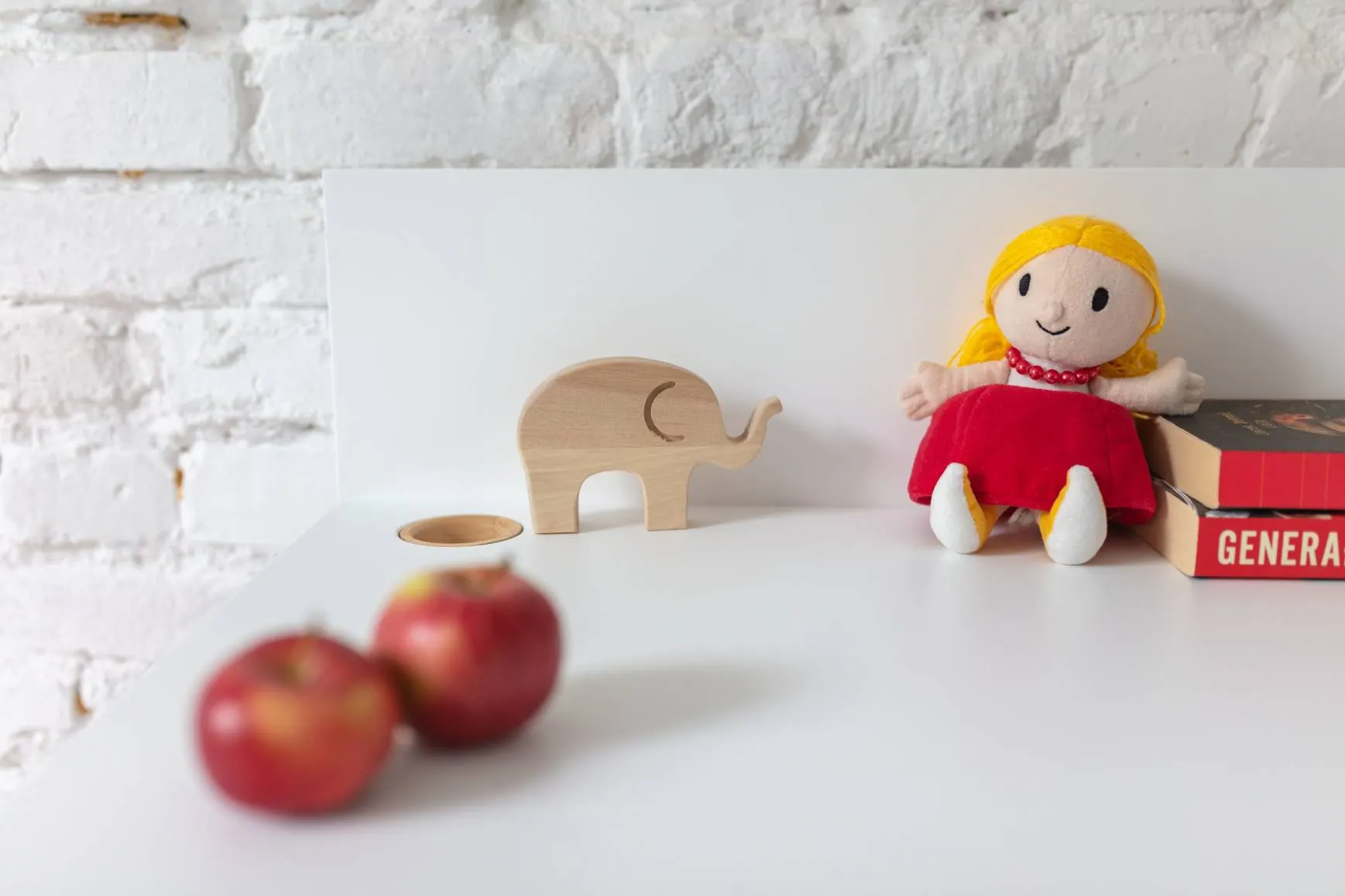 Biurko z szufladami i panelem LUKA 110x50 białe/jesionowe nogi - RGB_WDLUK31_DRAW