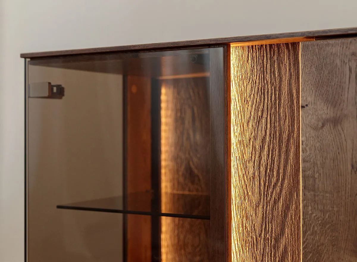 Witryna niska COLLODI dębowa 3-drzwiowa z oświetleniem - tabacco - ZICOL11T