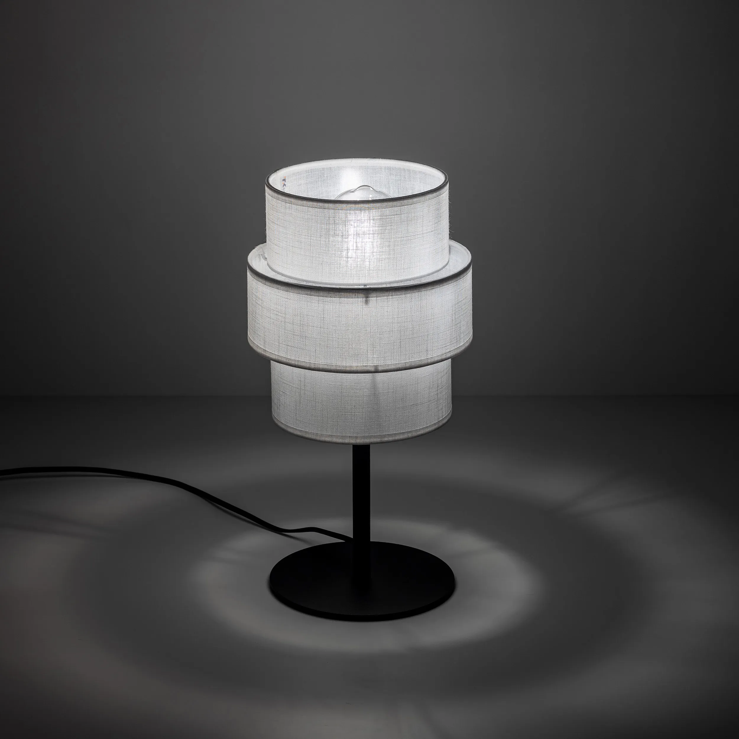 Lampka nocna CALISTO biała z tkaniny na czarnej podstawie 38x20cm - TK_5893
