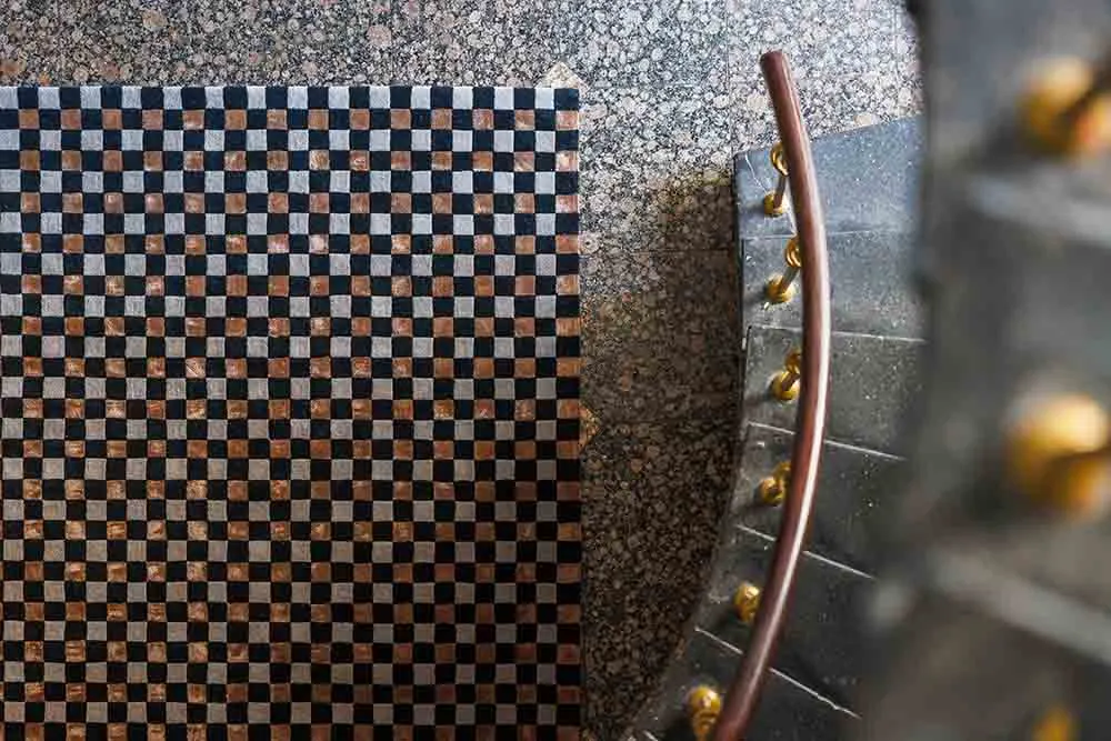 wykładana tkanina, tkanina wzorzysta, kwadratowy wzór, kolor czarny, brązowy pasek