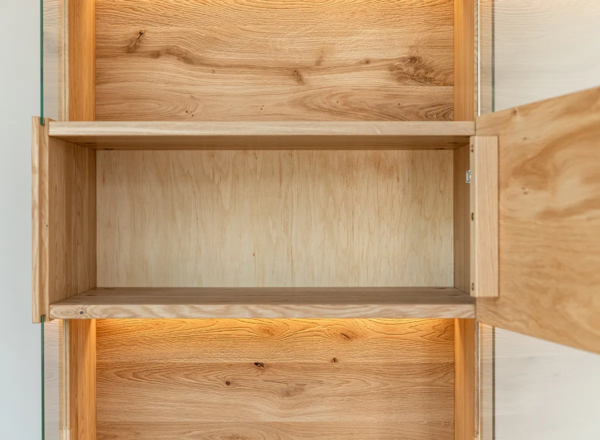 Witryna drewniana szklana DIVISIONE z oświetleniem prawa dąb olejowany - ZIDIV01R