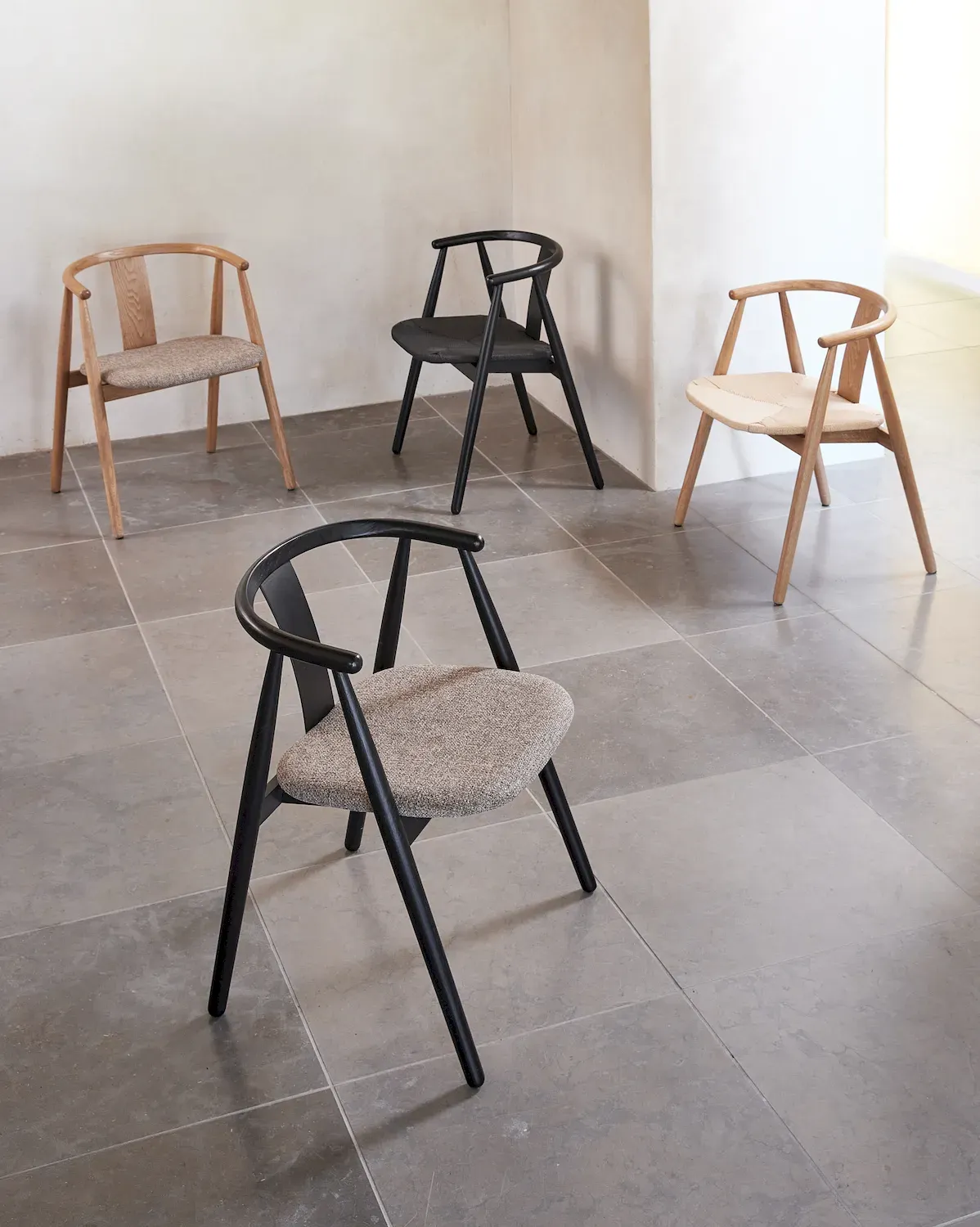 Krzesło drewniane okrągłe RELATE z podłokietnikami naturalny/beżowy - UN_49560002