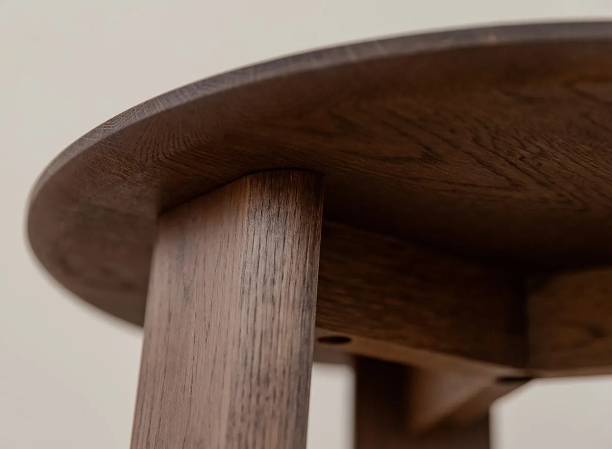 Stolik kawowy okrągły dębowy MONTI 51 cm ciemny dąb - PRHMON51T