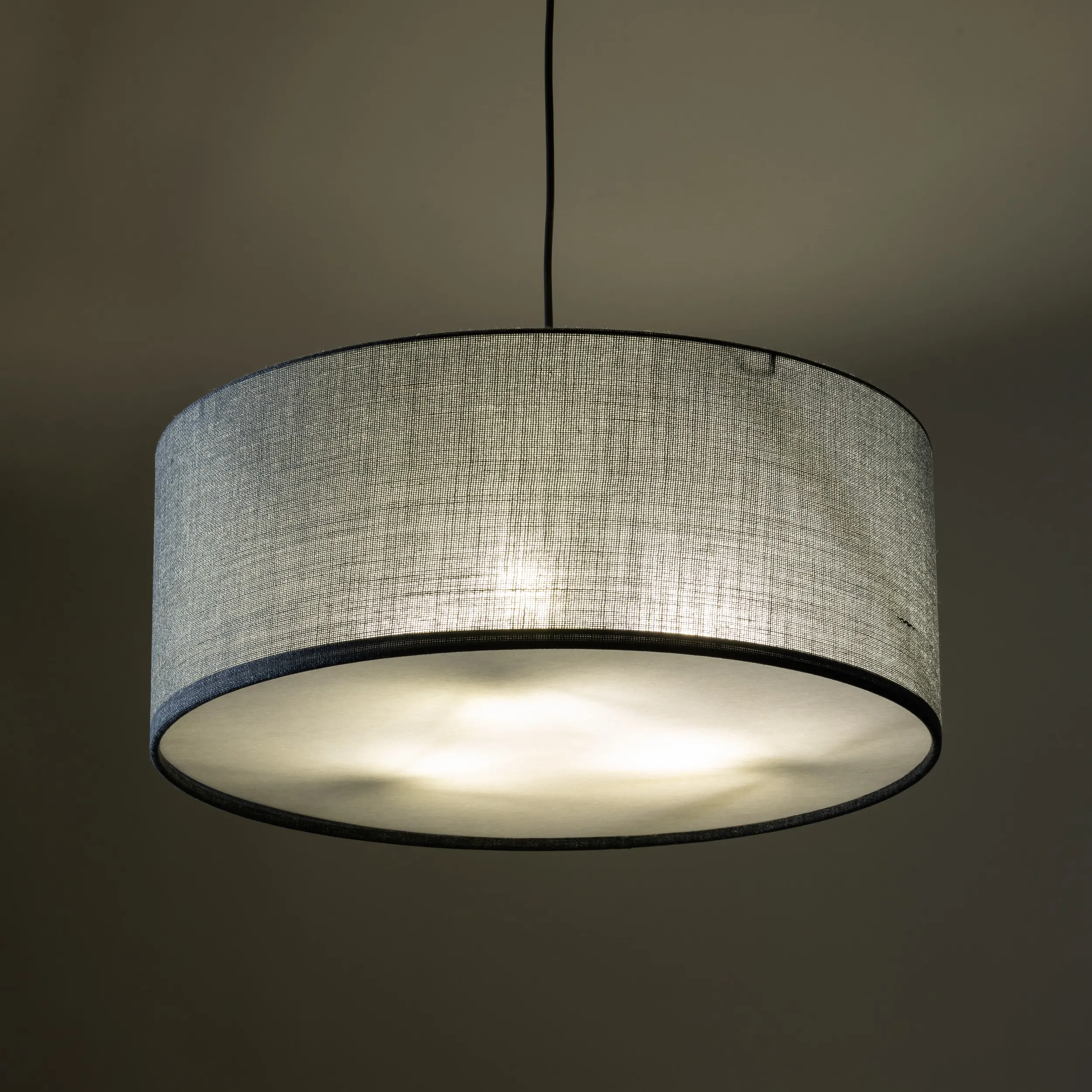 Lampa wisząca EARTH szary okrągły klosz z tkaniny z białym elementem czarna podstawa i przewód 110x50cm - TK_4654