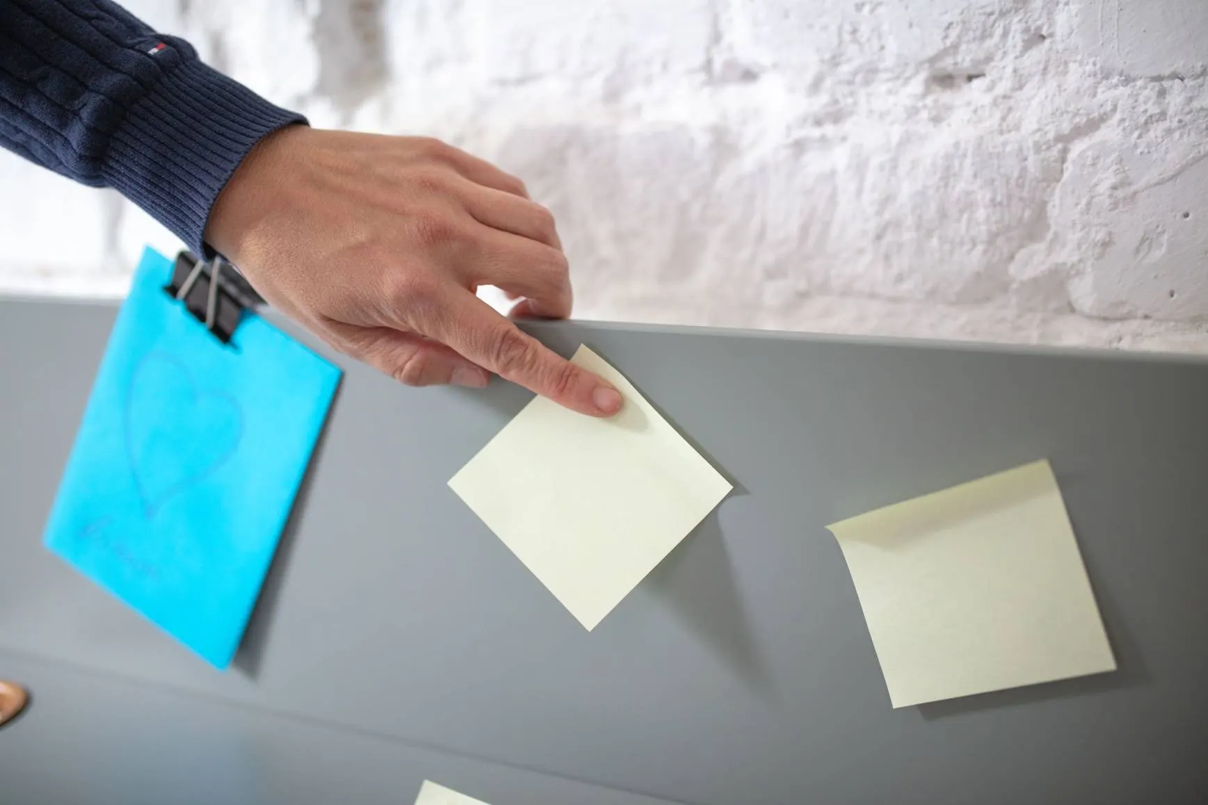 Biurko z szufladami i panelem LUKA 110x50 ciemnoszare/jesionowe nogi - RGB_WDLUK36_DRAW