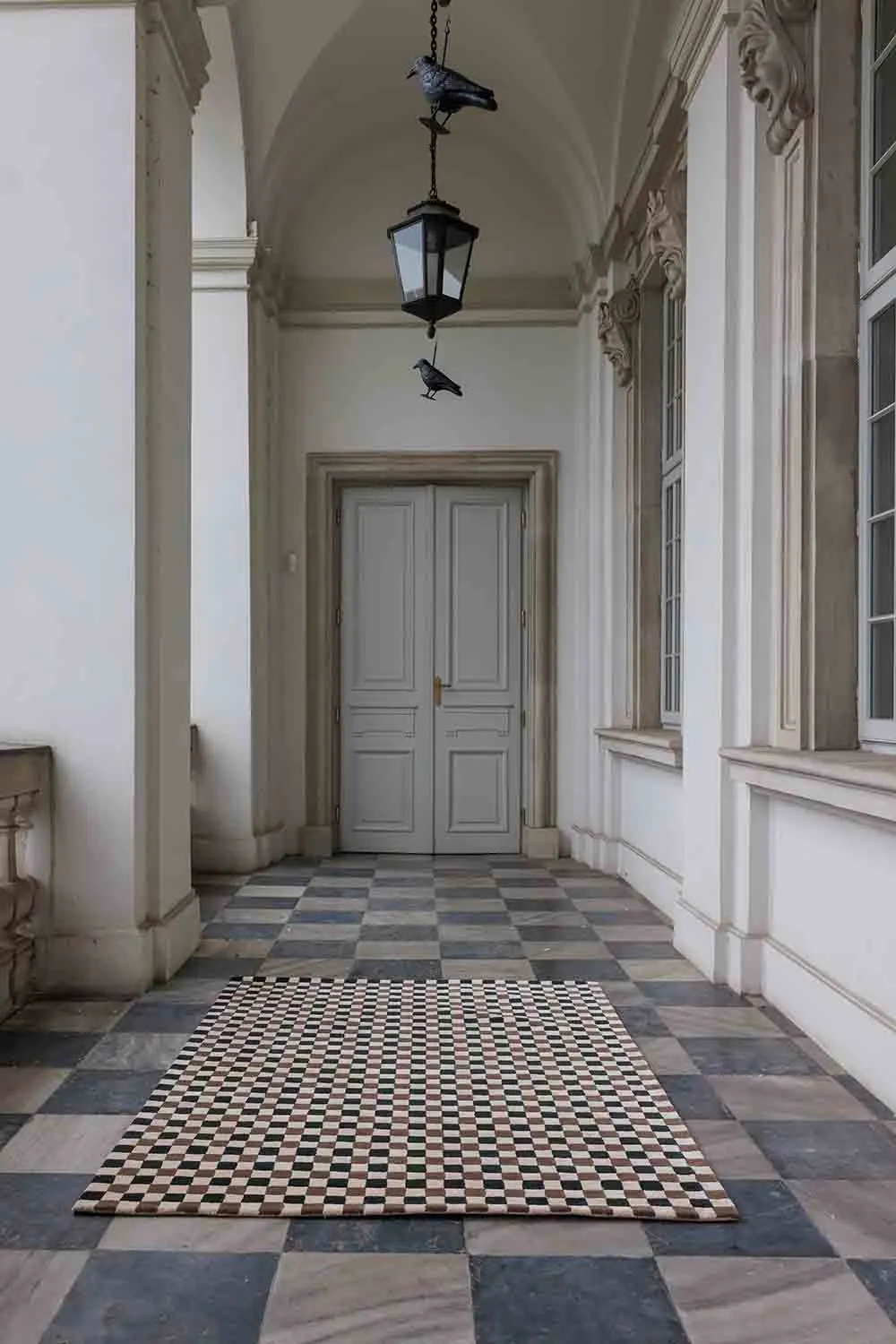 dywan, panelowy hol, kafle w kolorze, podłoga gresowa, korytarz z lampą