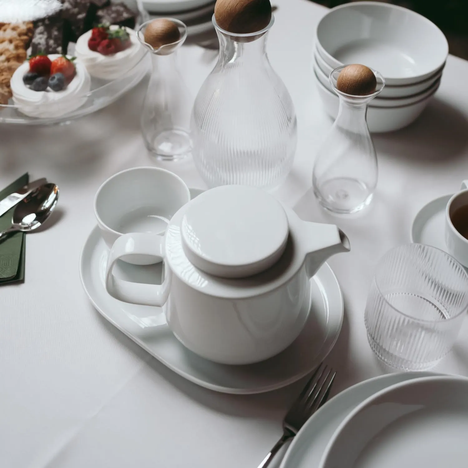 image stąd ceramiczny, zestaw naczyń, dzbanek do herbaty, biały porcelanowy, kielichowy dekorr