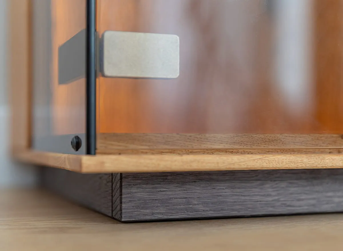 Witryna niska COLLODI dębowa 3-drzwiowa z oświetleniem - dąb olejowany - ZICOL11