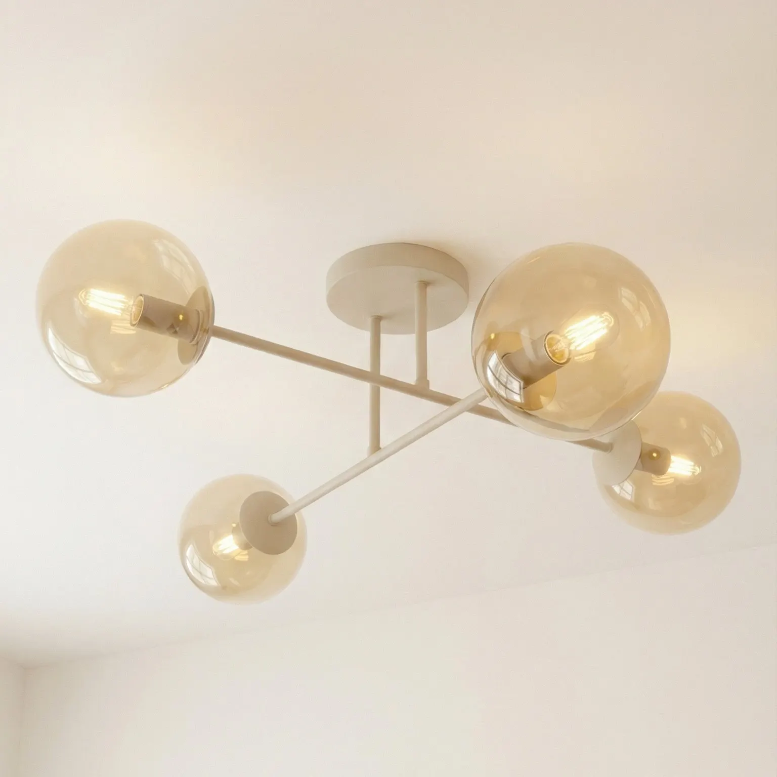 lampa sufitowa, kule szklane, metalowa konstrukcja, nowoczesny design, biała barwa