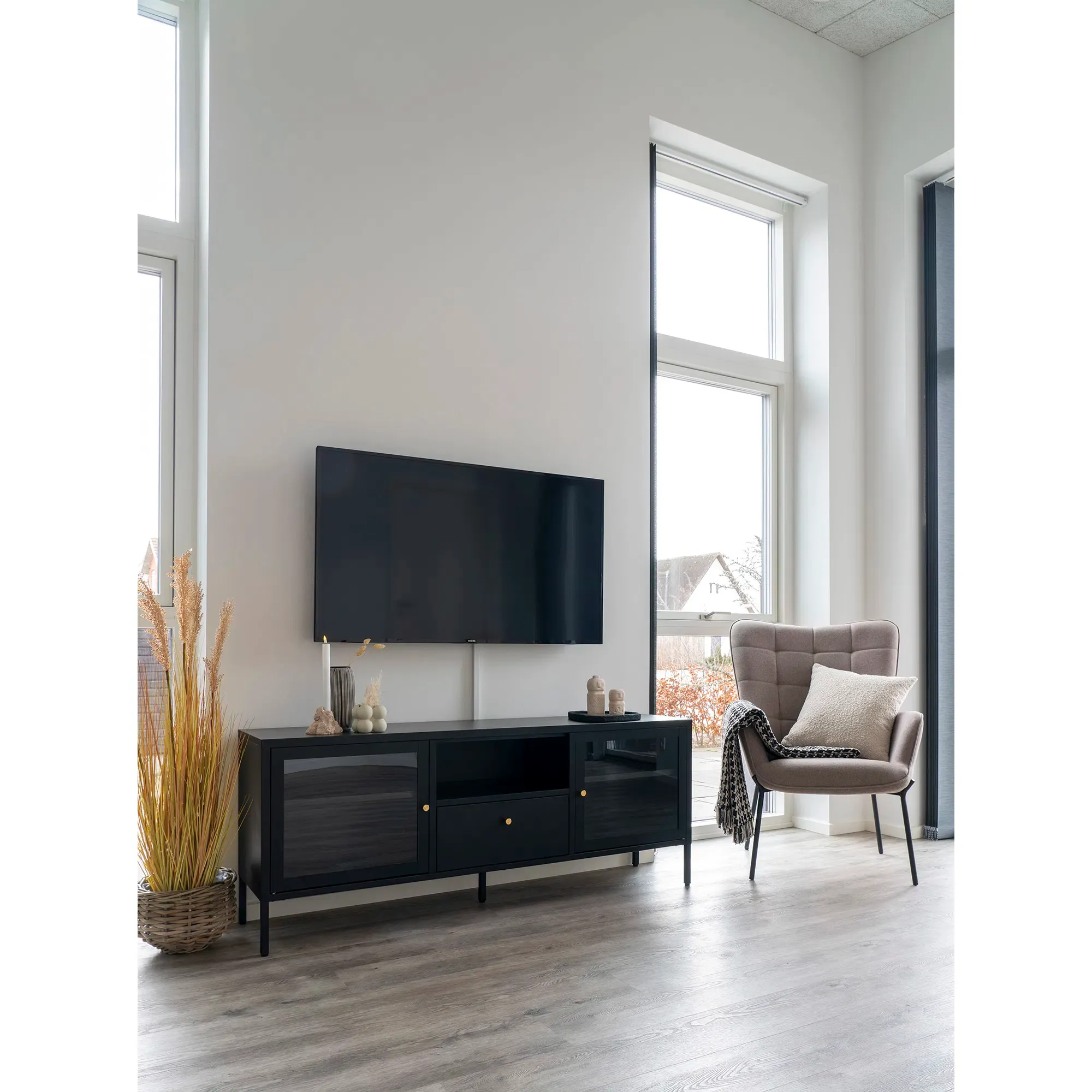 Szafka RTV 2-drzwiowa z przeszkleniem DALBY - czarna - 3001215