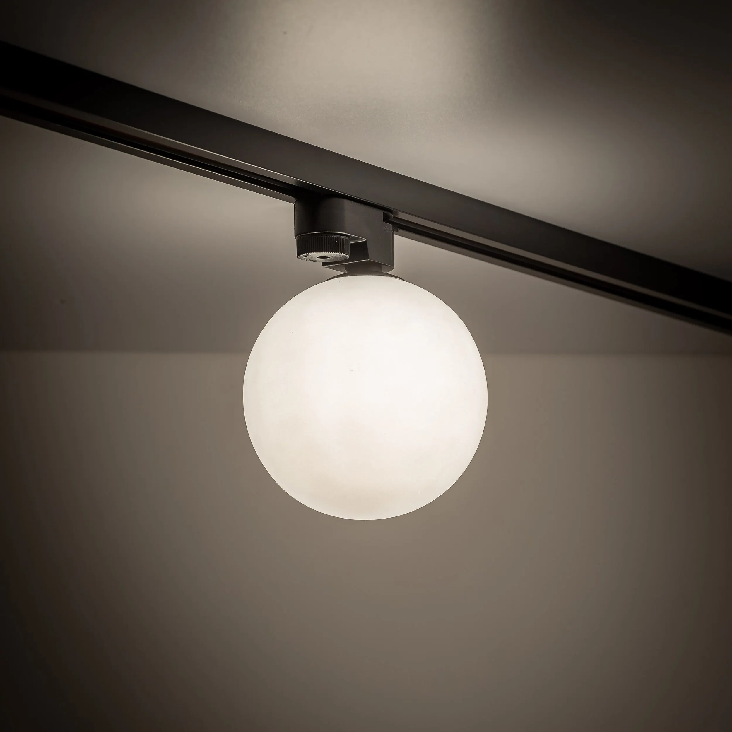 Lampa listwowa TRACER czarna z białym okrągłym kloszem 17x12cm - TK_4923