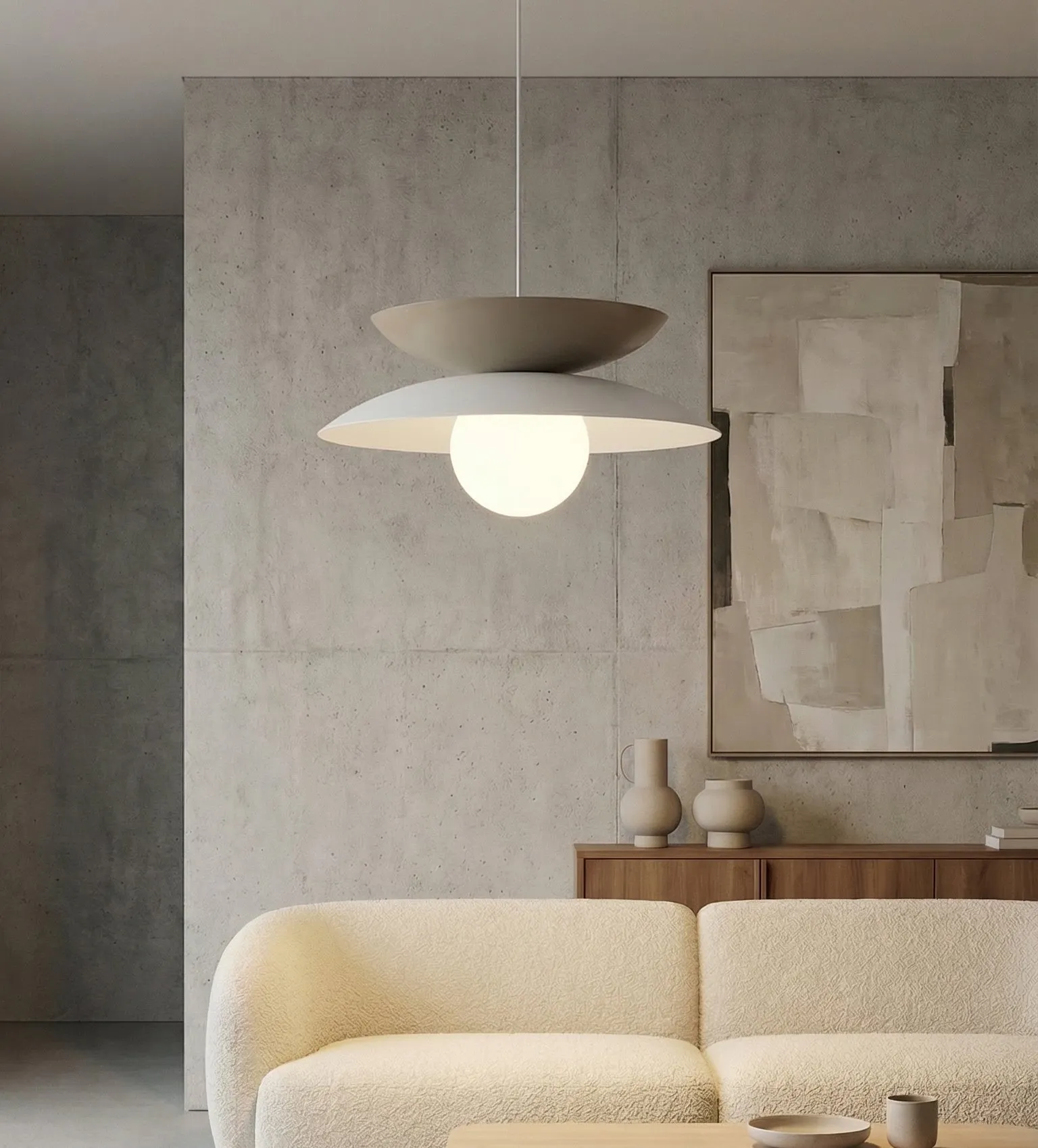 image lampa wisząca, kula światła, minimalistyczny design, sofa kolor beżowy, wnętrze w neutralnych barwach