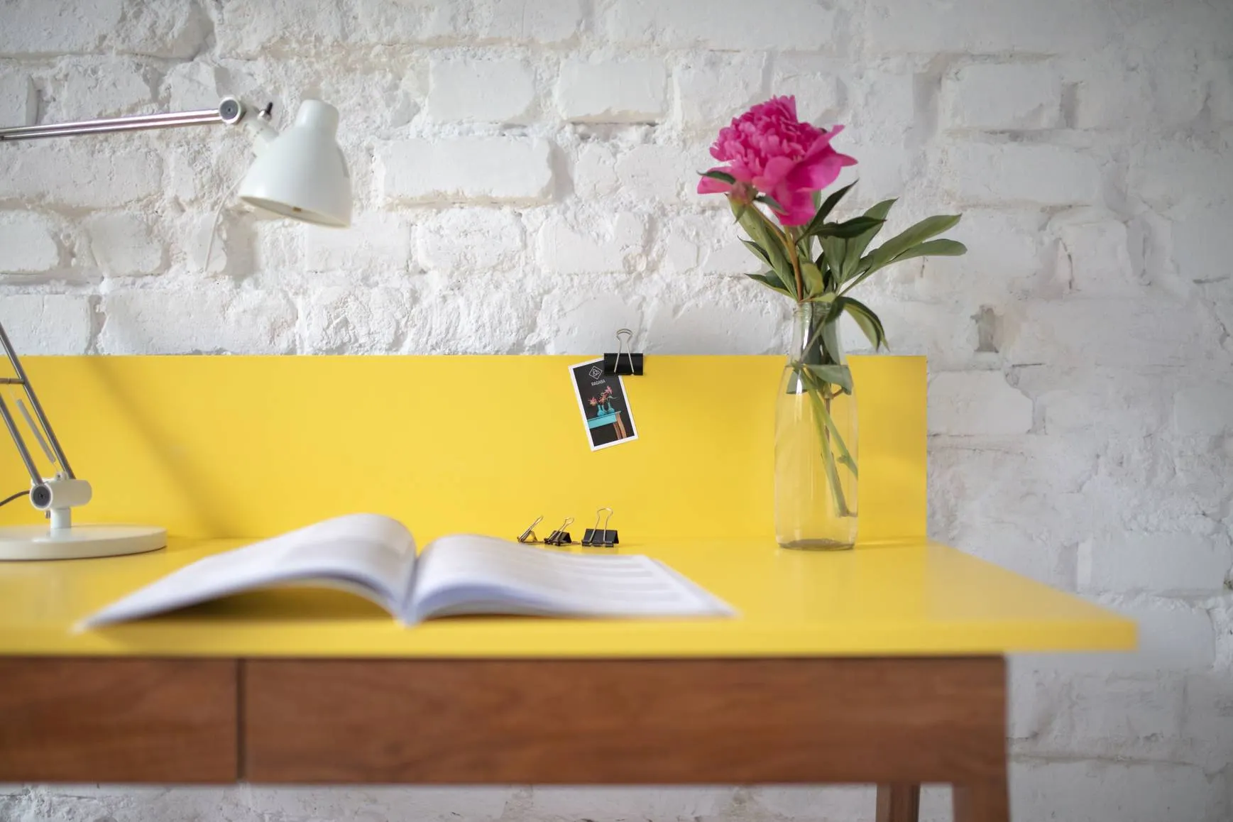 Biurko z szufladami i panelem LUKA 110x50 różowe/nogi kolor dąb - RGB_WDLUK39_OAK.D