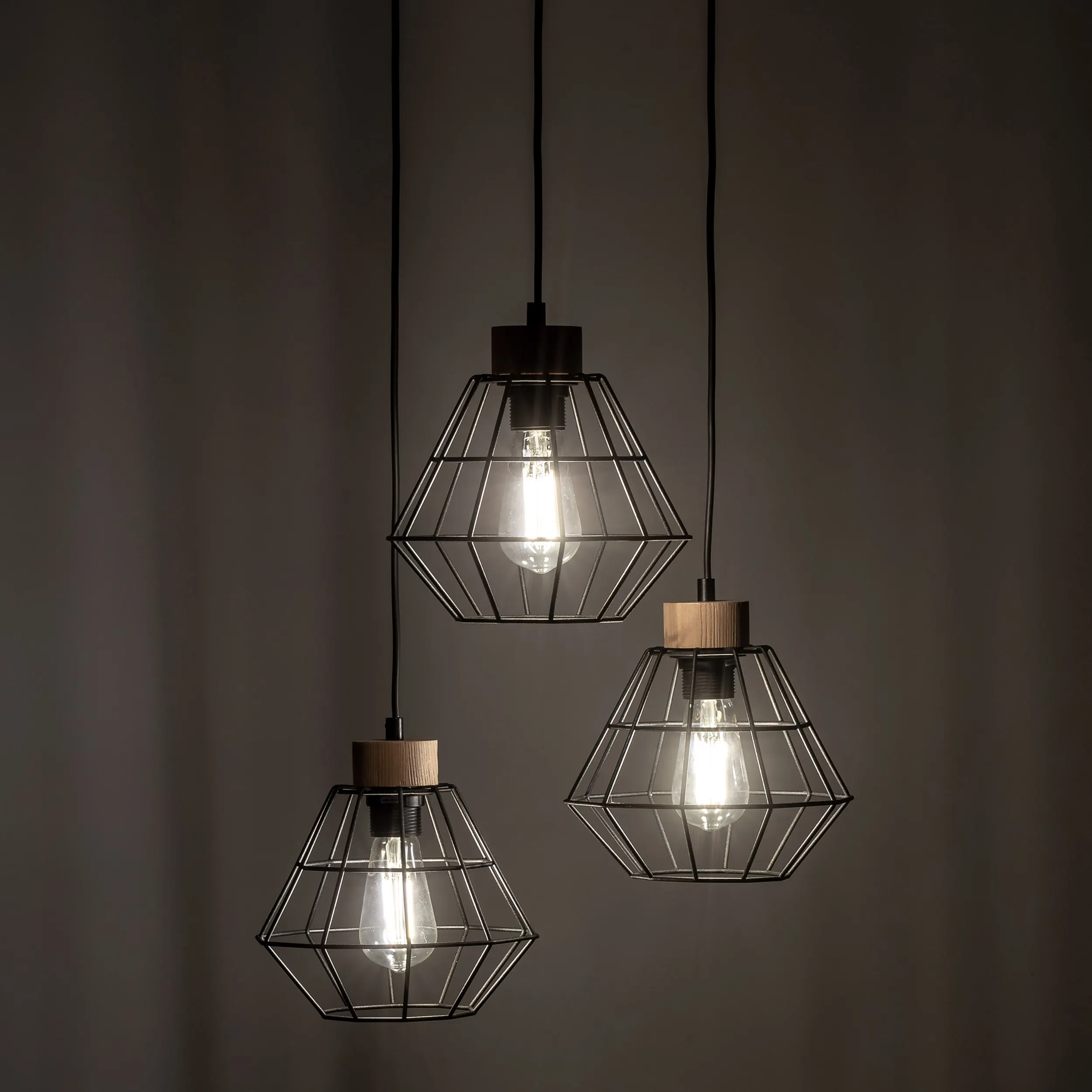 Lampa wisząca RAFAEL czarna z drewnianym elementem potrójna 90x45cm - TK_4625