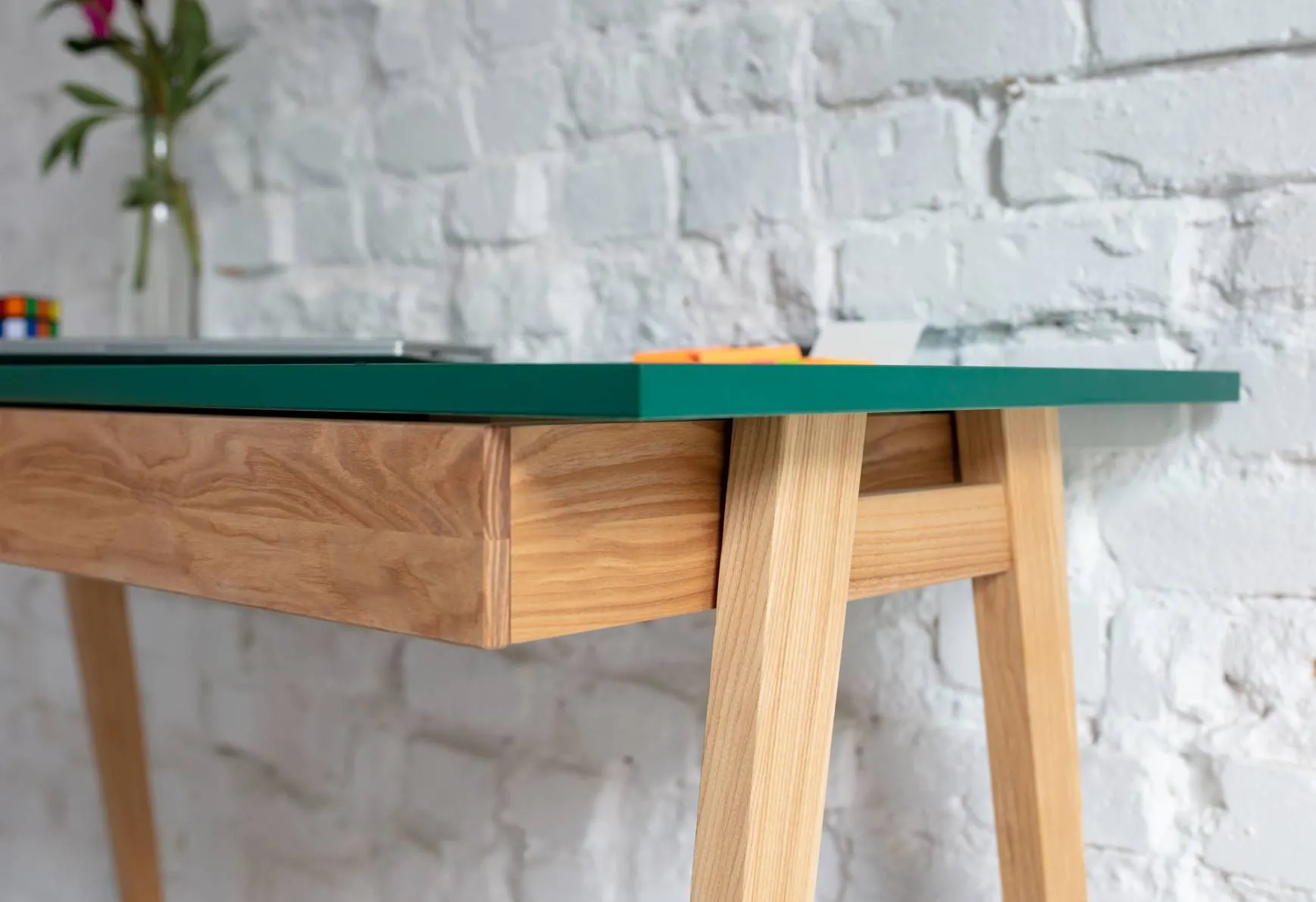 Biurko narożne z szufladą LUKA lewostronne 115x85 grafitowy blat/drewniane nogi - RGB_CDLUK13_L