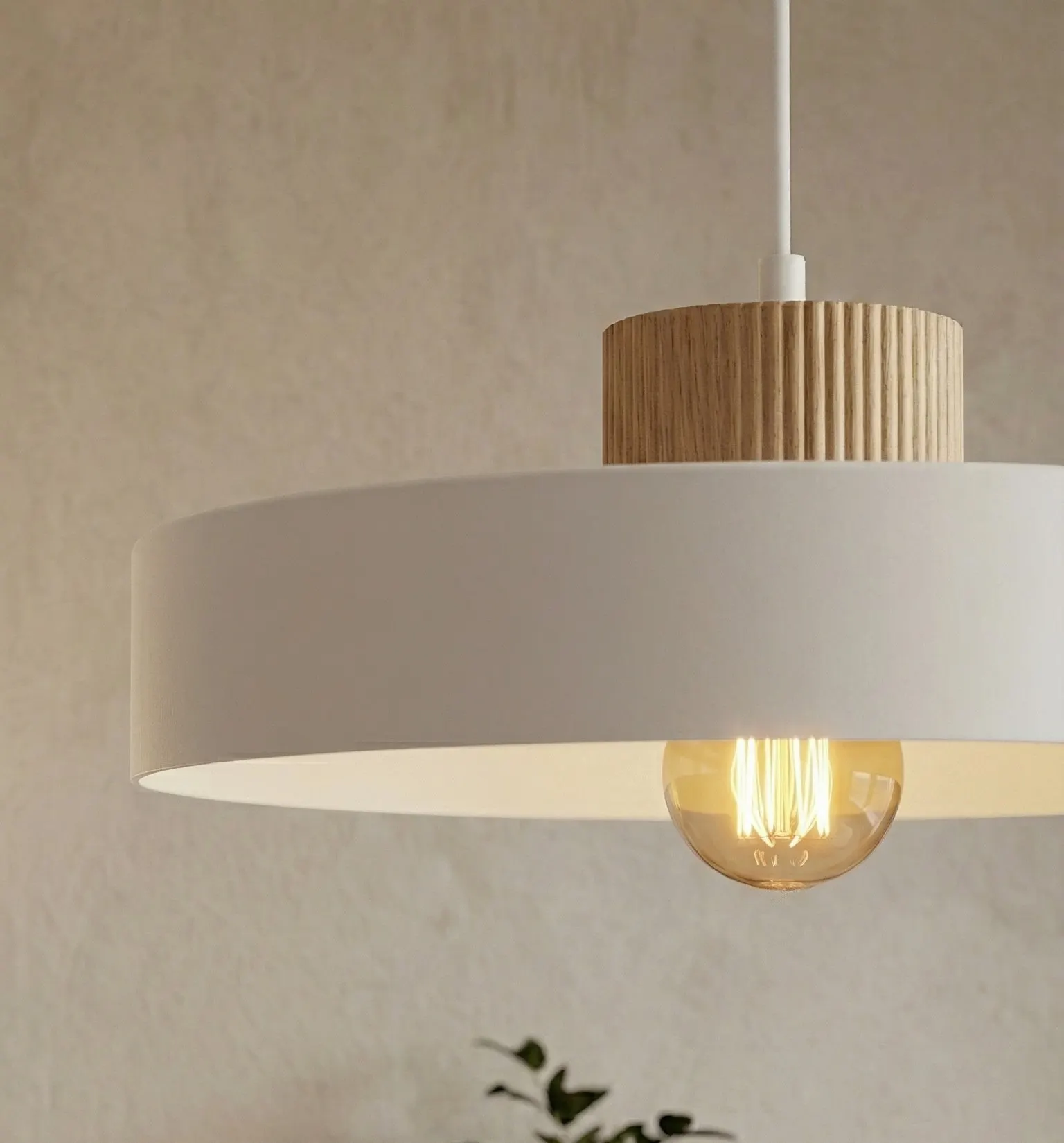 image lampa, światło wiszące, akcent drewniany, biały klosz, widoczna żarówka