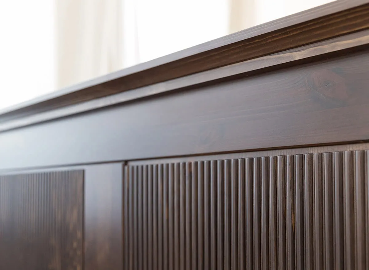 Łóżko z zagłówkiem drewniane ROSELLA 160x200 sosna ciemny brąz - SKROS160X200