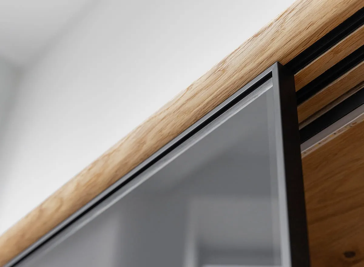 Komoda z barkiem MODERN LOFT 2-drzwiowa z przeszkleniem - dąb olejowany, czarny - PLMOL01S