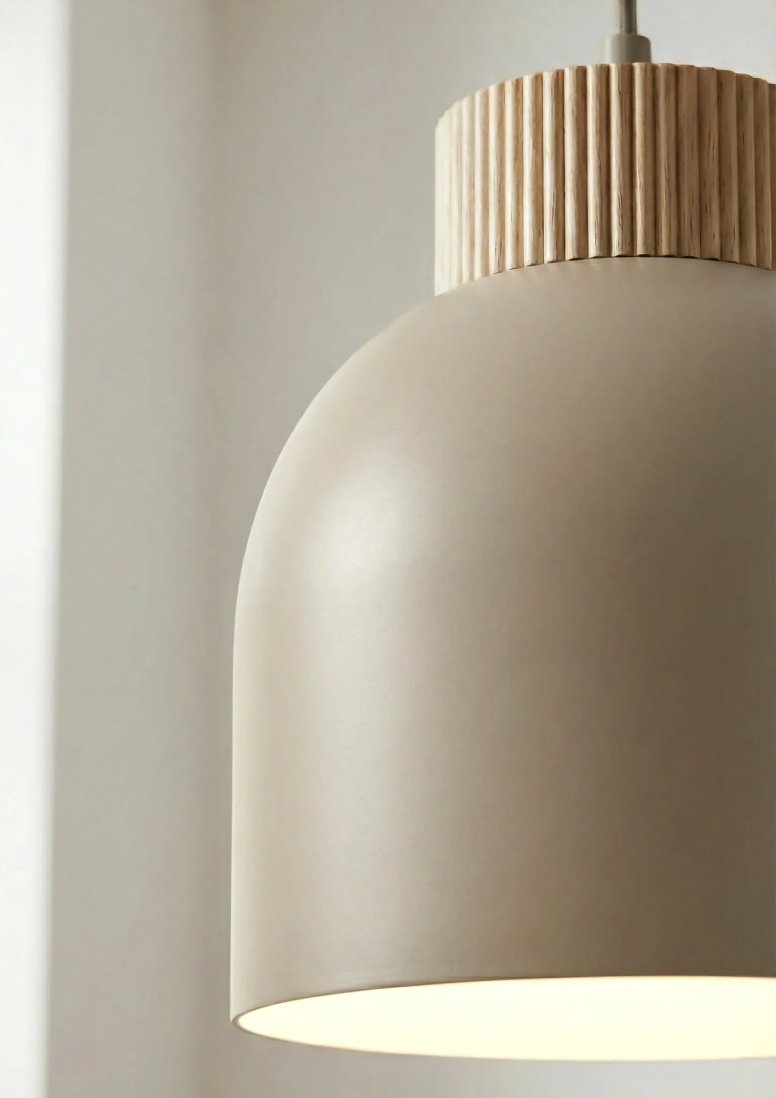 lampa wisząca, klosz metalowy, drewniana oprawa, kolor beżowy, minimalistyczny design