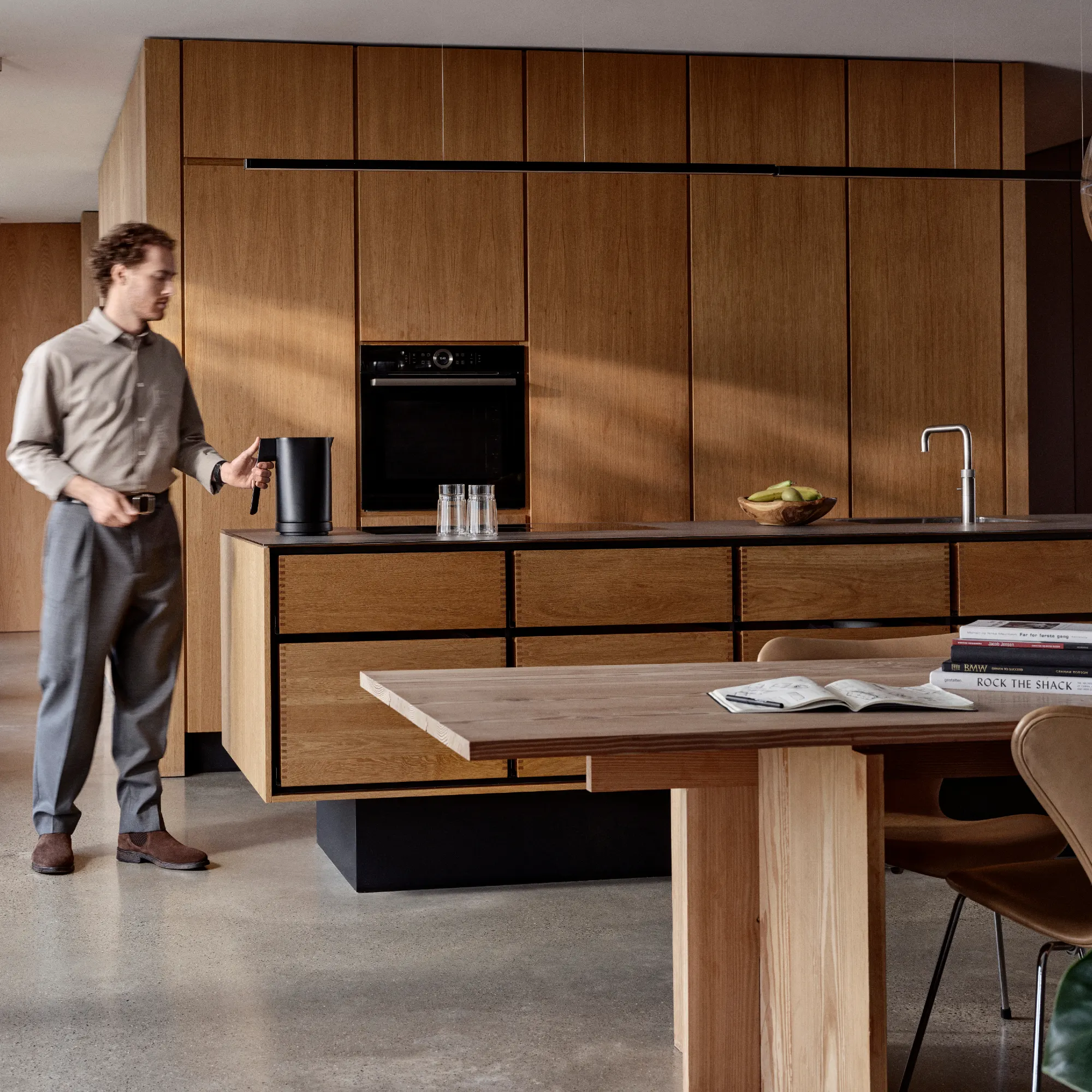 kuchnia, drewniane meble, wyspa kuchenna, czajnik elektryczny, stolik/jadalnia