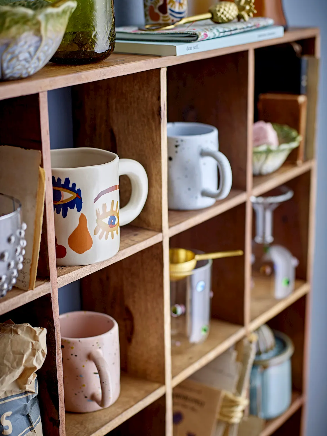 mug, ceramic mug, colorful mug, shelf, kitchen shelf