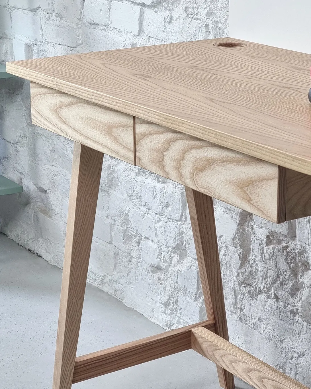 Biurko z szufladami LUKA 110x50 biały panel/naturalny jesion - NRGB_WDLUK2_WOOD_ASH