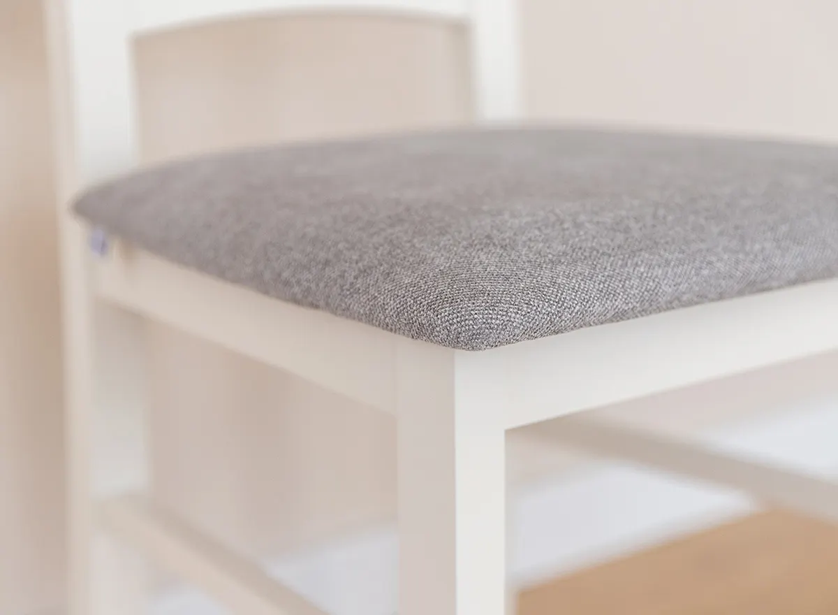 Krzesło BELLUNO ELEGANTE 01 z jasnoszarym siedziskiem materiałowym - białe (STORM 85) - DRMKT01/S85