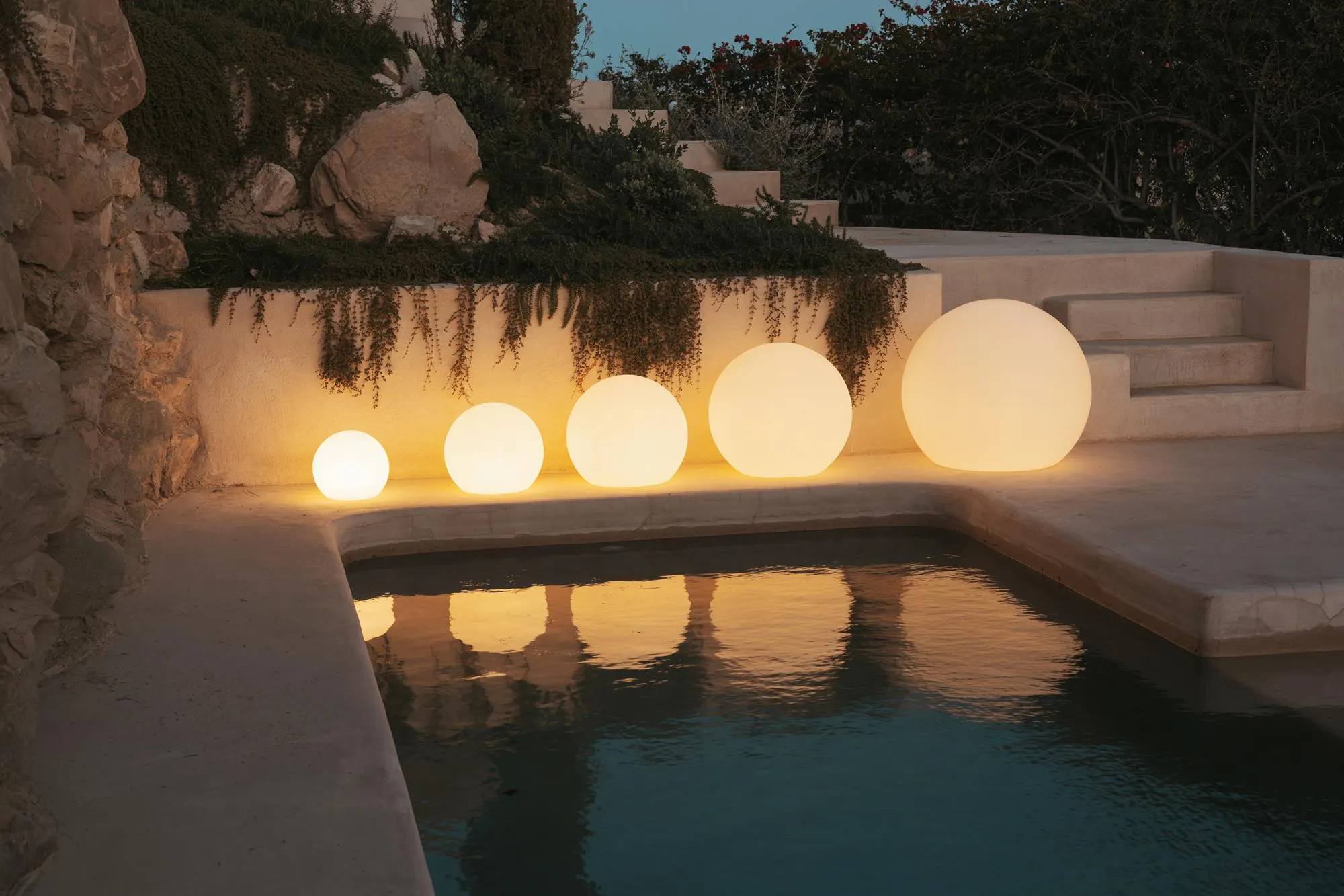 lampy, kuliste lampy, ogrody, basen, dekoracyjne światła