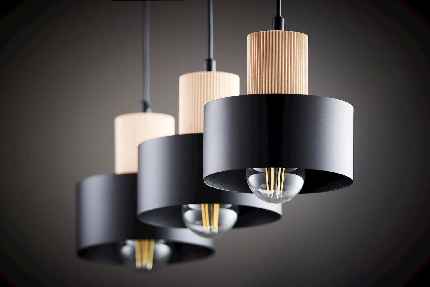 lampa wisząca, kolor czarny, metalowy klosz, żarówka LED, minimalistyczny design