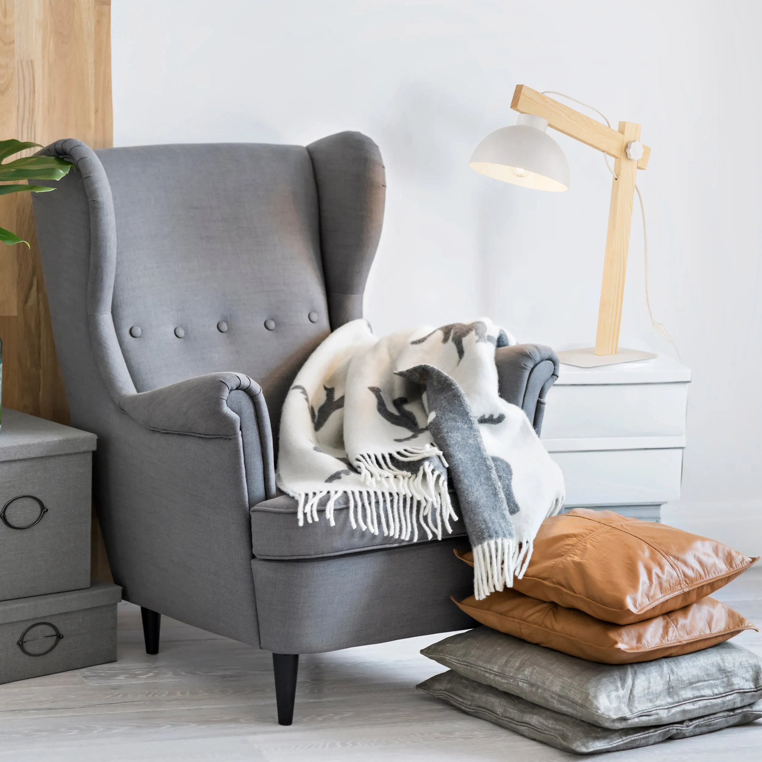 Lampka nocna OSLO biała jasne drewniane ramię 52x42x18cm - TK_5347