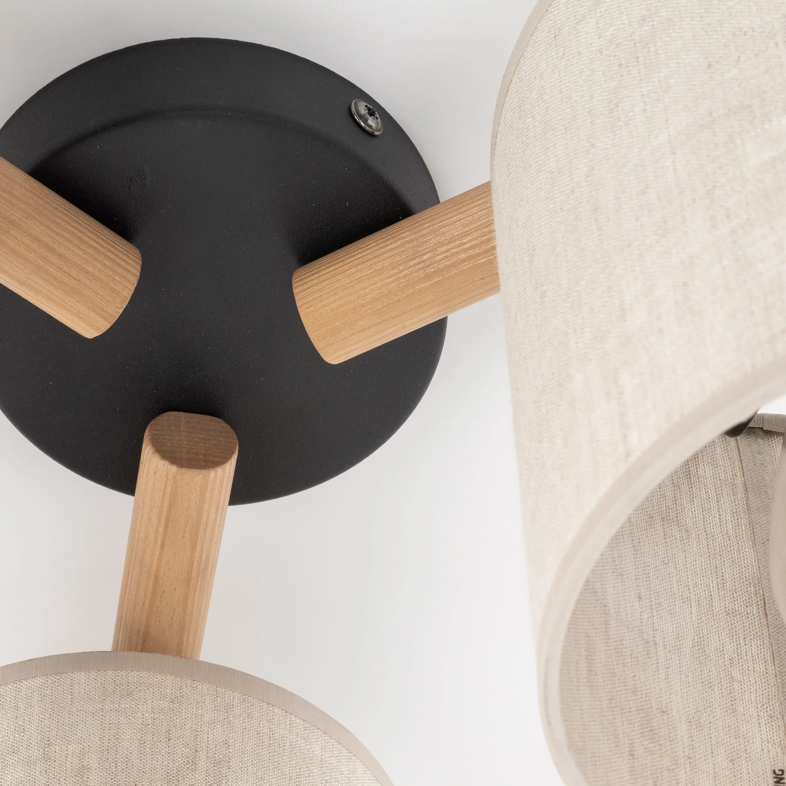 Lampa sufitowa DEVA NATURE czarna podstawa drewniane elementy trzy okrągłe beżowe klosze z tkaniny 45x22cm - TK_6865