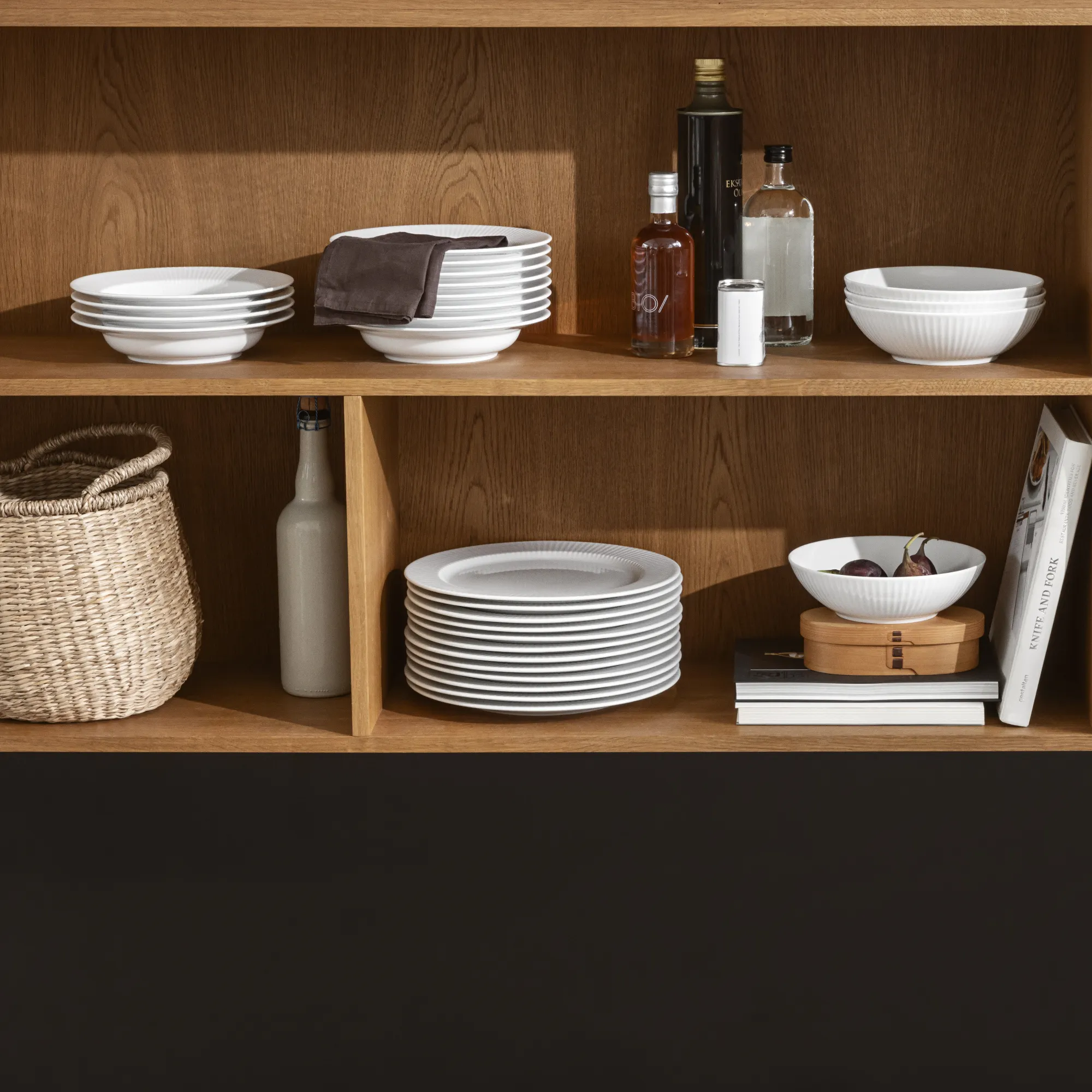 image naczynia, kpl, białe talerze, miski, szafka kuchenna