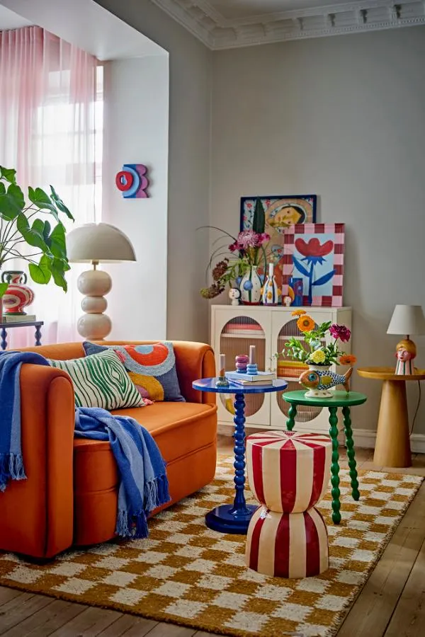 sofa, pomarańczowy, stolik szklany, okrągły stolik, dekoracyjne poduszki