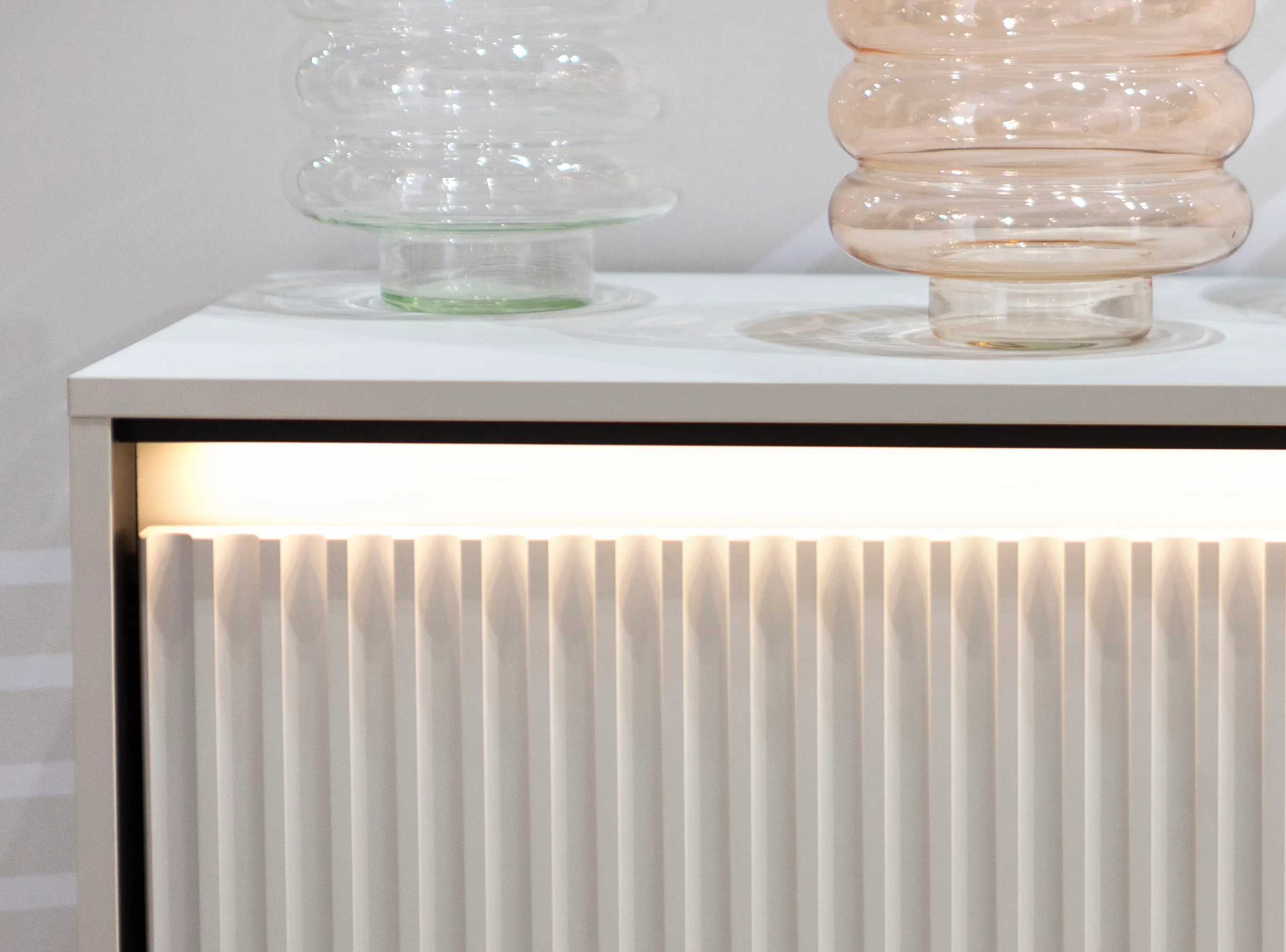 Komoda z oświetleniem TREND TR-02 2D biały/czarny - TR2BIC-V2