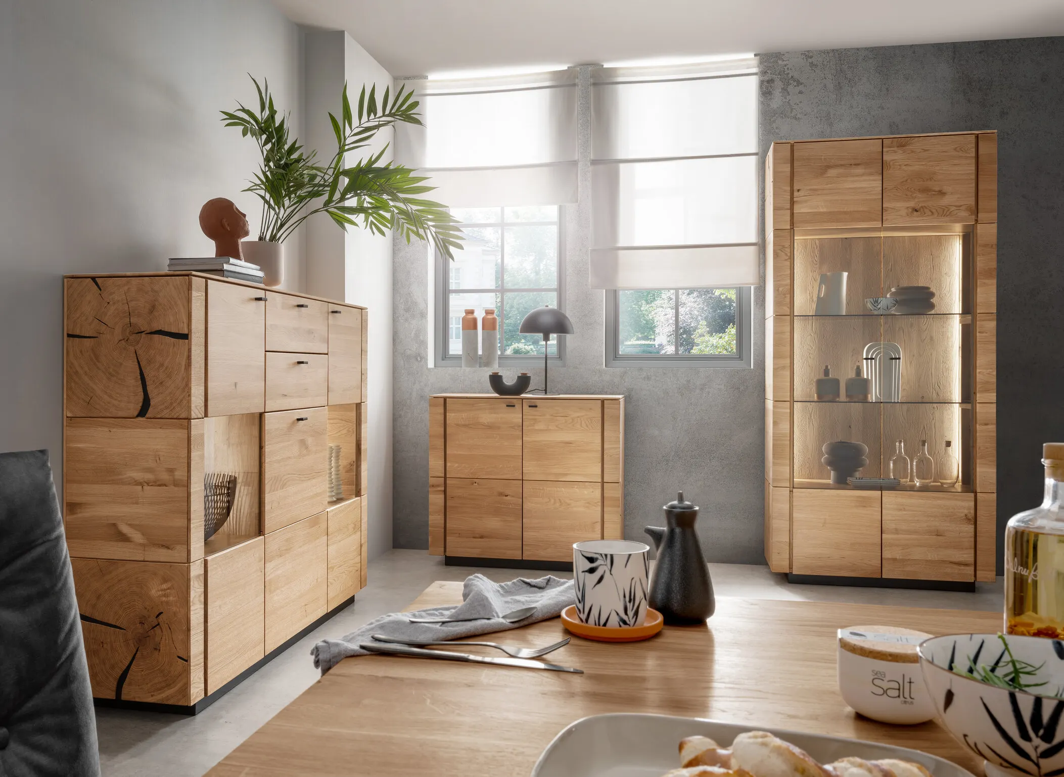 Kredens – komoda dębowa z witryną PRESENT 3-drzwiowa z 2 szufladami 158x127 i - GK_103623040202