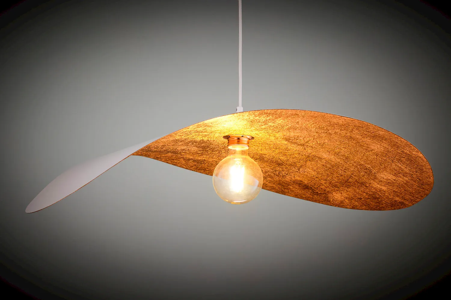 image lampa wisząca, klosz metalowy, żarówka, industrialny design, oprawa sufitowa