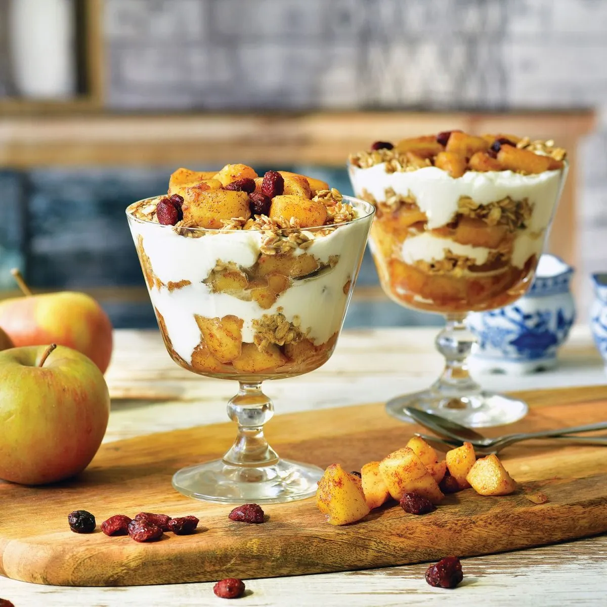 image deser, parfait, jabłko, granola, owoce suszone