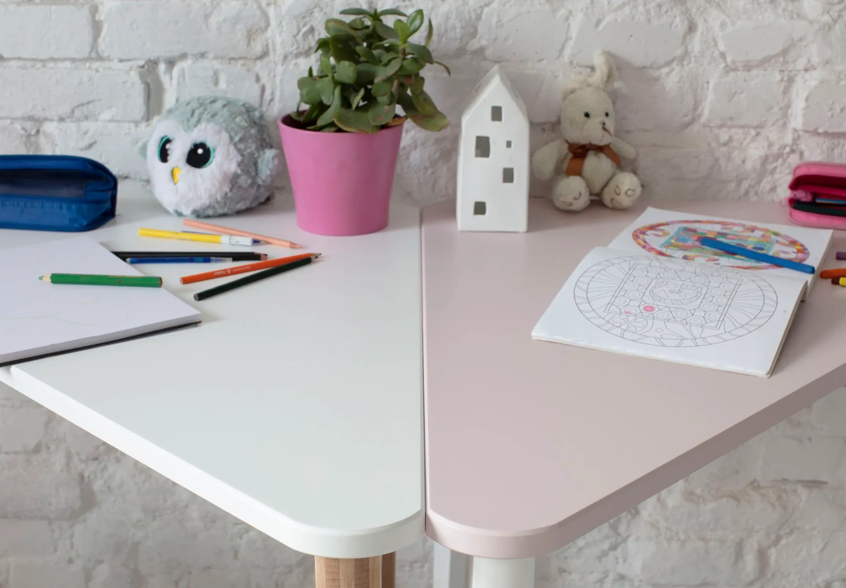 Biurko narożne NAJA 114x85 trójkąt czerwony blat/bukowe nogi - RGB_NCD12