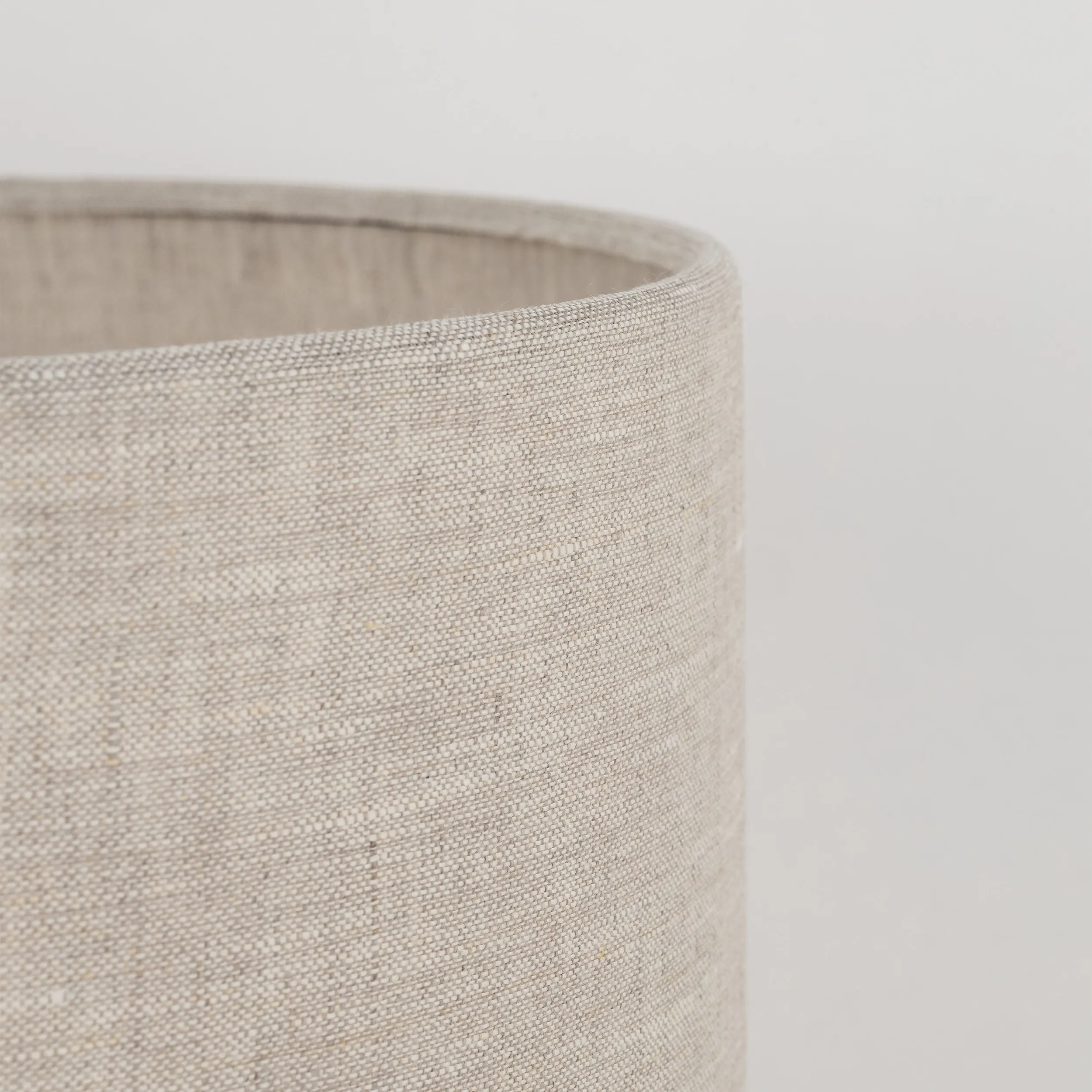 Lampka nocna TOKYO NATURE drewniana sosna postarzana okrągły brązowy abażur z tkaniny 46x30cm - TK_5291