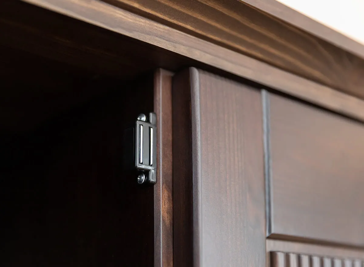 Komoda 3-drzwiowa drewniana ROSELLA 142 cm sosna ciemny brąz - SKROS05