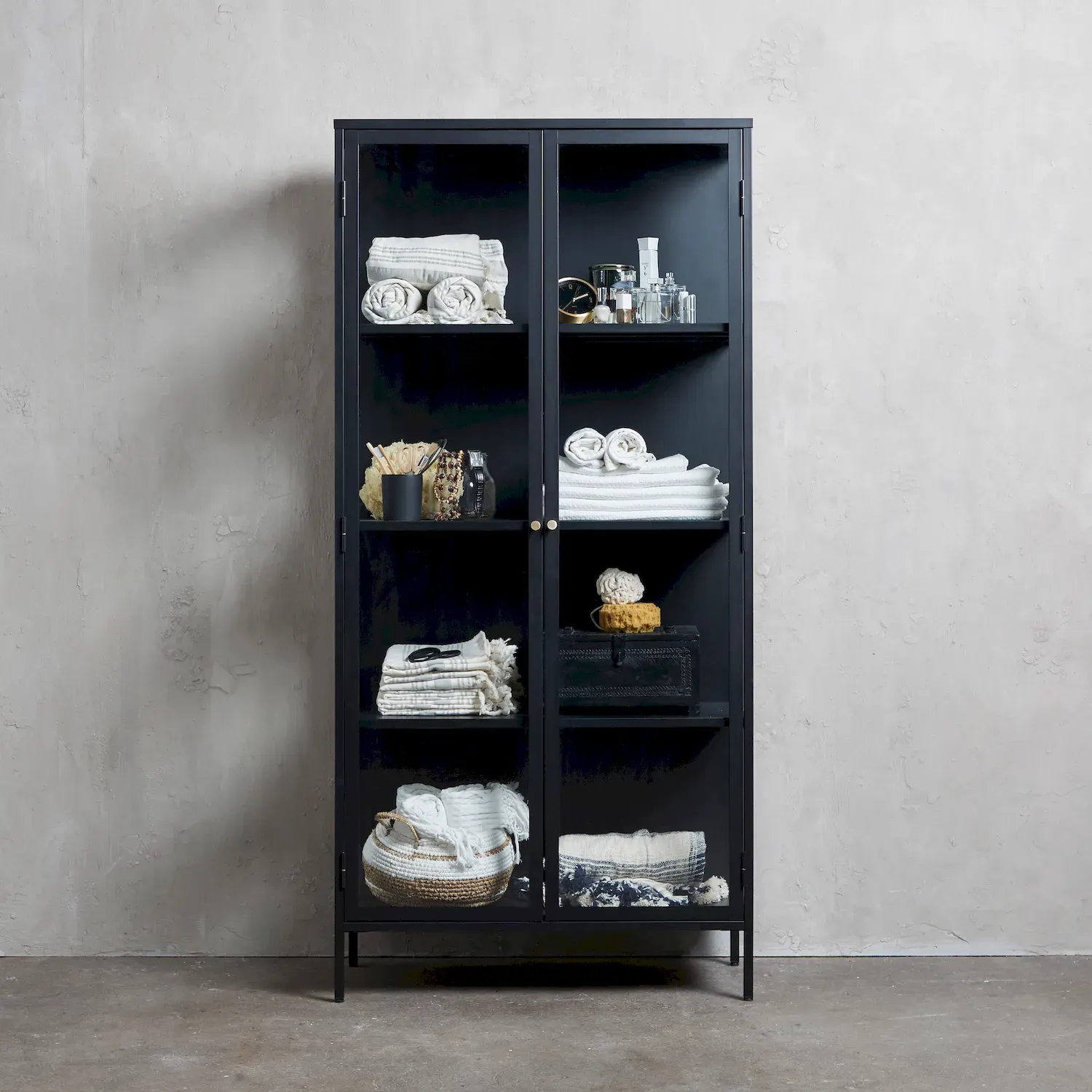 Witryna wysoka CARMEL 2-drzwiowa z przeszklonymi drzwiami i bokami W190 cm - czarna - UN_42040600