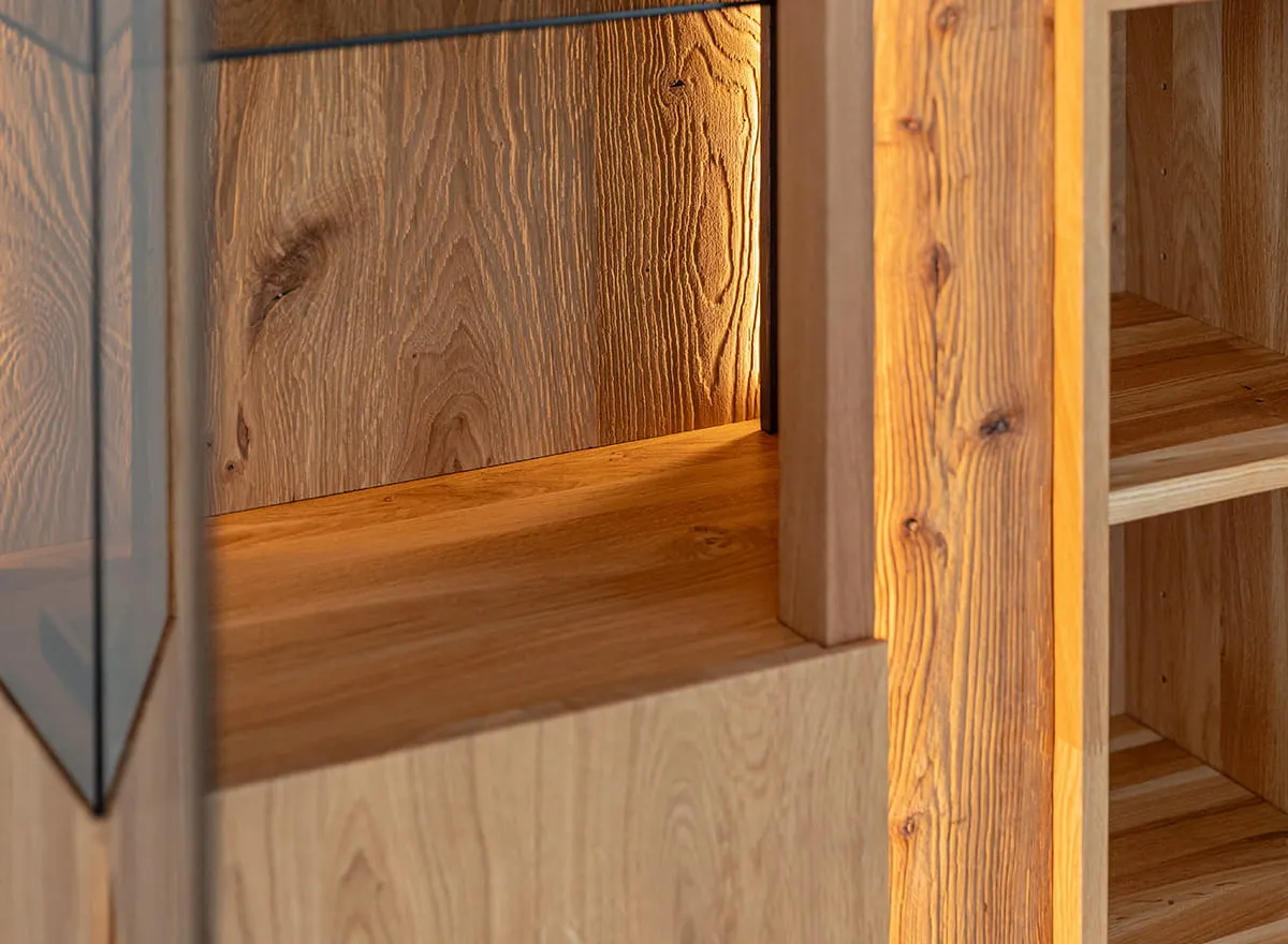 Witryna niska dębowa COLLODI 2-drzwiowa z oświetleniem - dab olejowany - ZICOL10