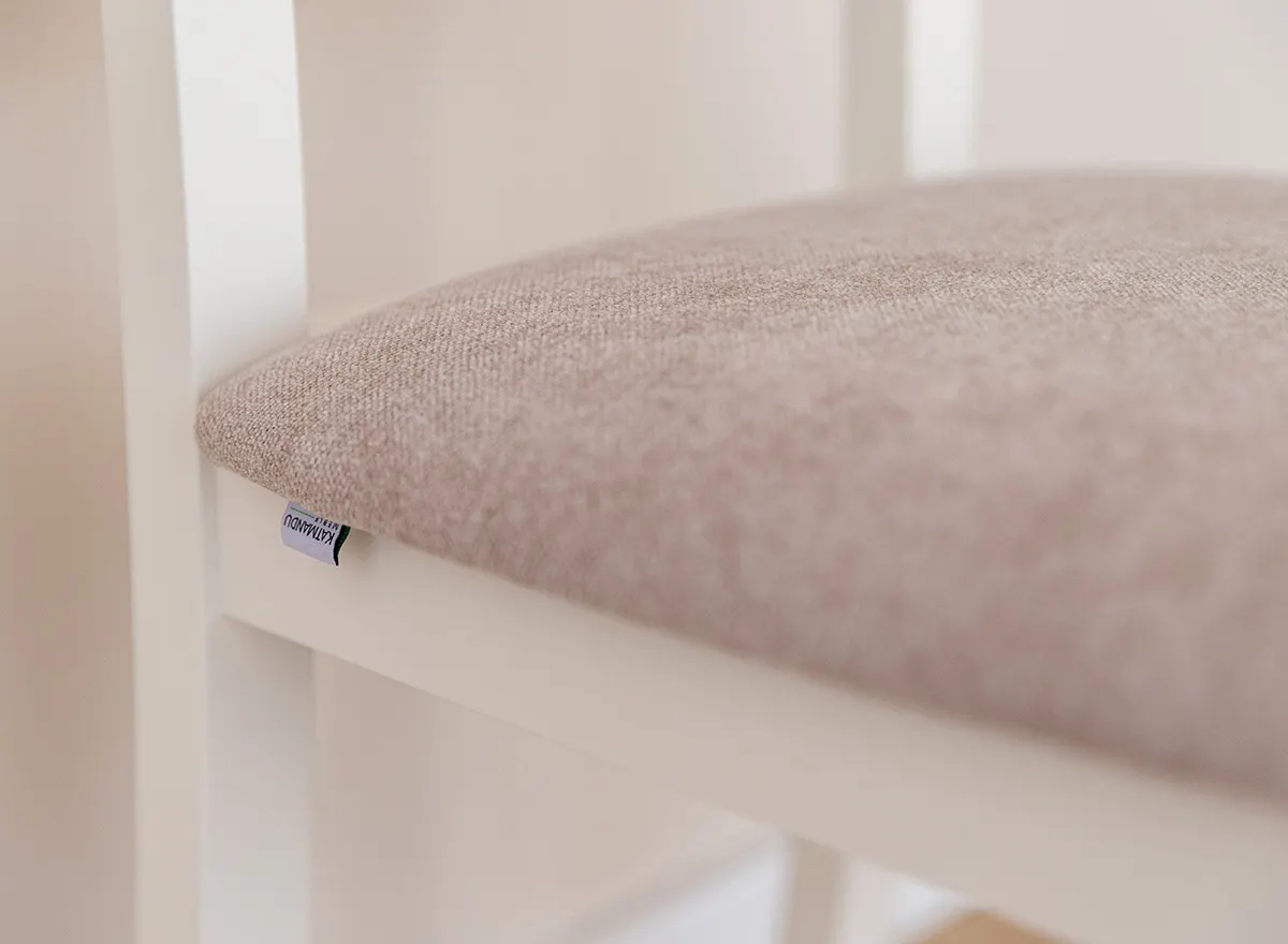 Krzesło BELLUNO ELEGANTE 01 z beżowym siedziskiem materiałowym - białe (STORM 06) - DRMKT01/S06