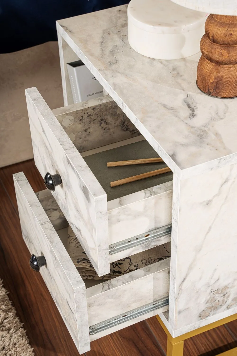 Szafka nocna z szufladami i półką GLIMMER biała efekt marmuru/złote nóżki - ASI_241NRD1409