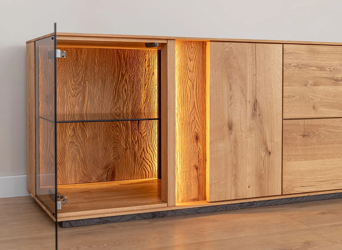 Komoda TV dębowa COLLODI z przeszkleniem i oświetleniem 185 cm - dąb olejowany - ZICOL09