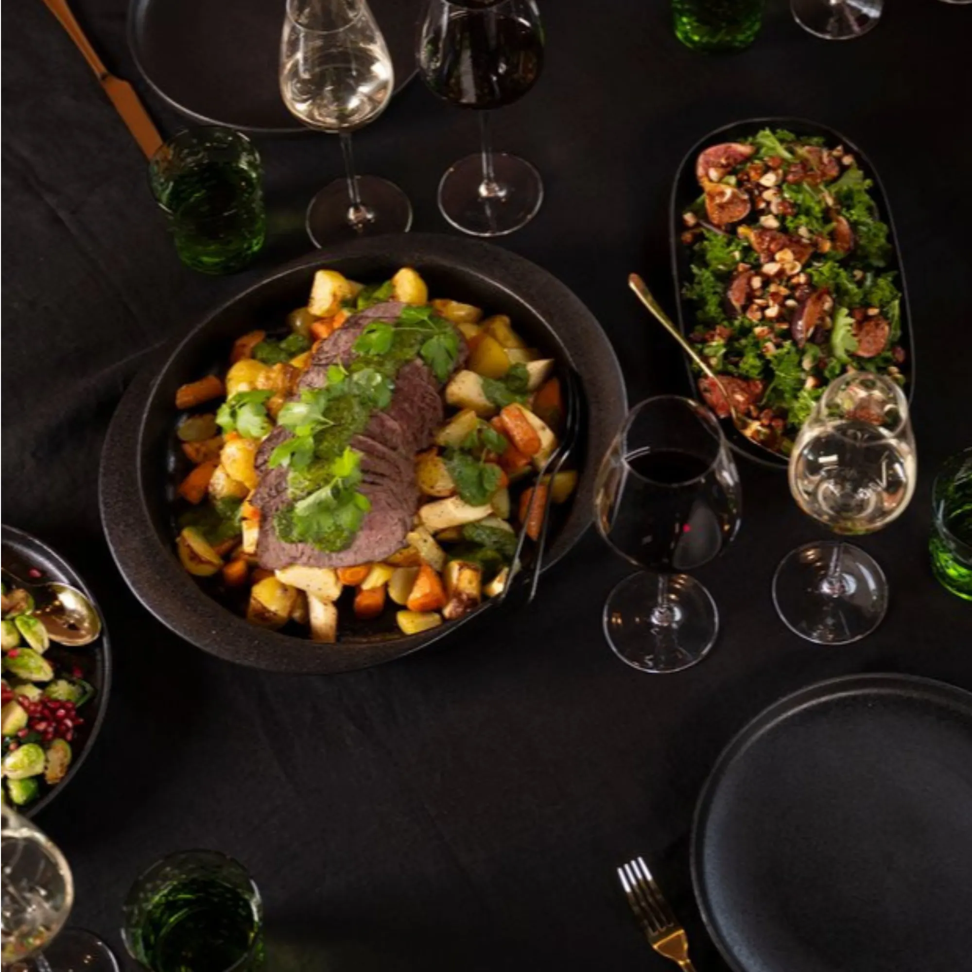 stekowana wołowina, warzywa, gulasz, garnek, kolorowy posiłek