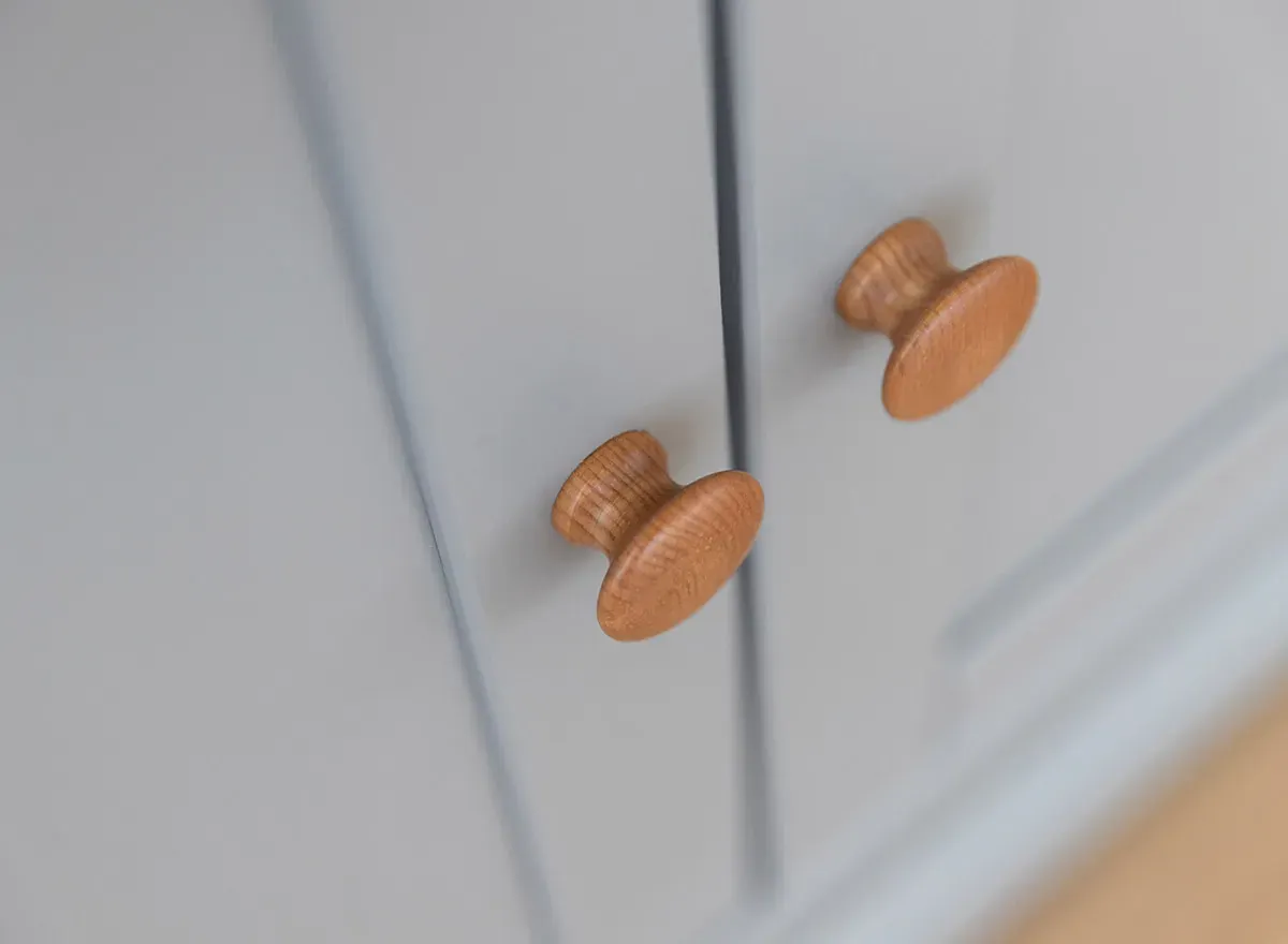 Witryna drewniana 4-drzwiowa z szufladą MARONE ELITE popielaty - PLMEL02/S